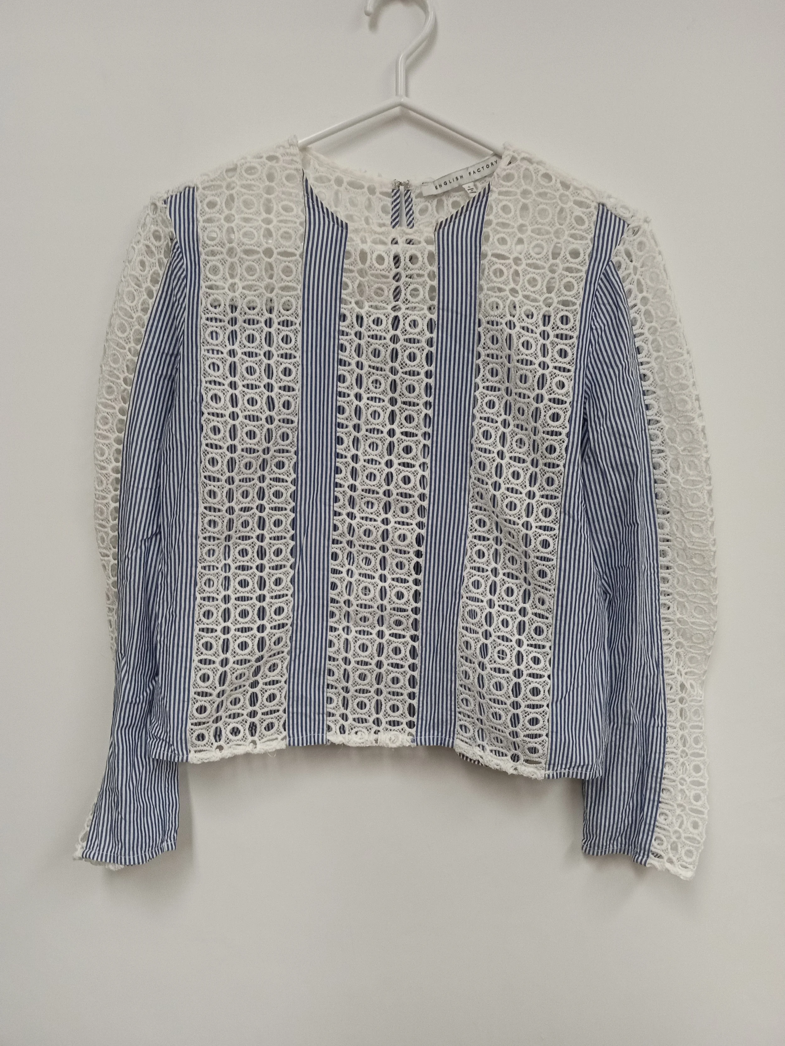 Haut rayé bleu et blanc, dentelle ajourée, English Factory, Taille S