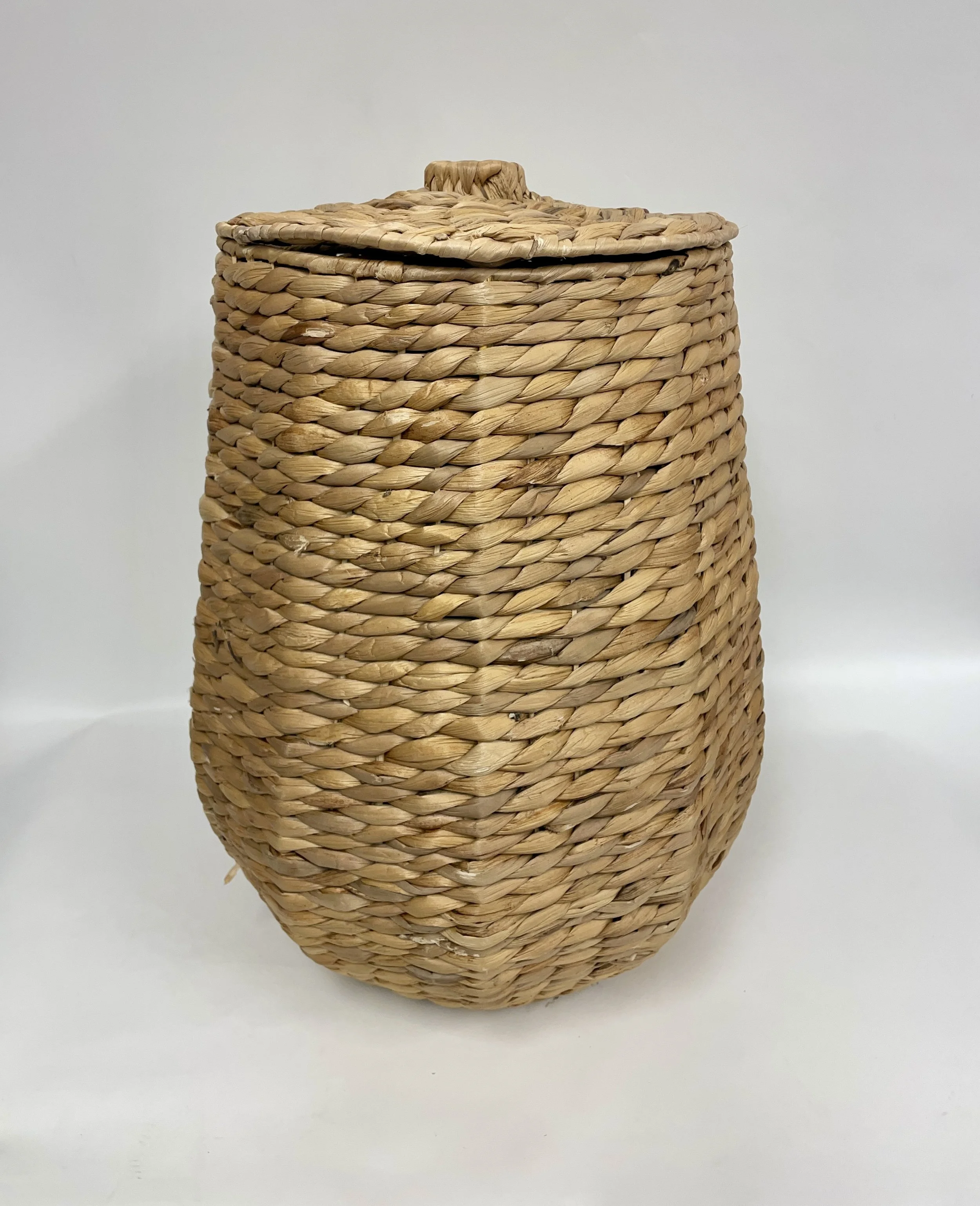 Panier en osier beige avec couvercle, hauteur 49 cm, pourtour 121 cm..