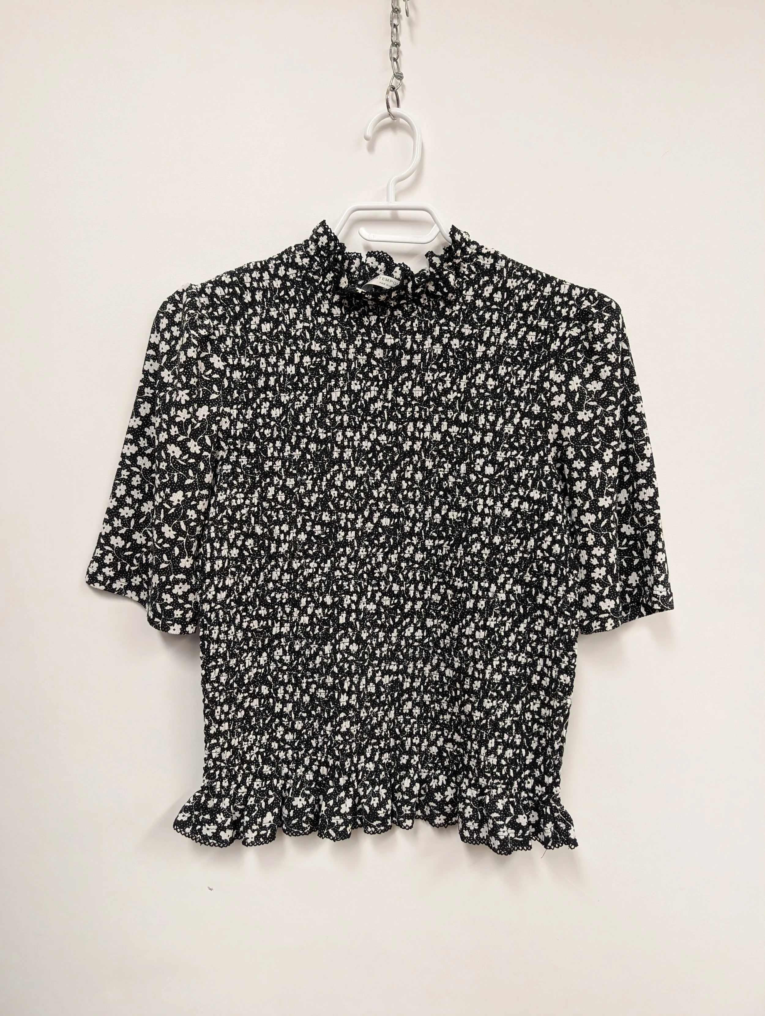 haut noir, fleurs blanches, nid d'abeille, M