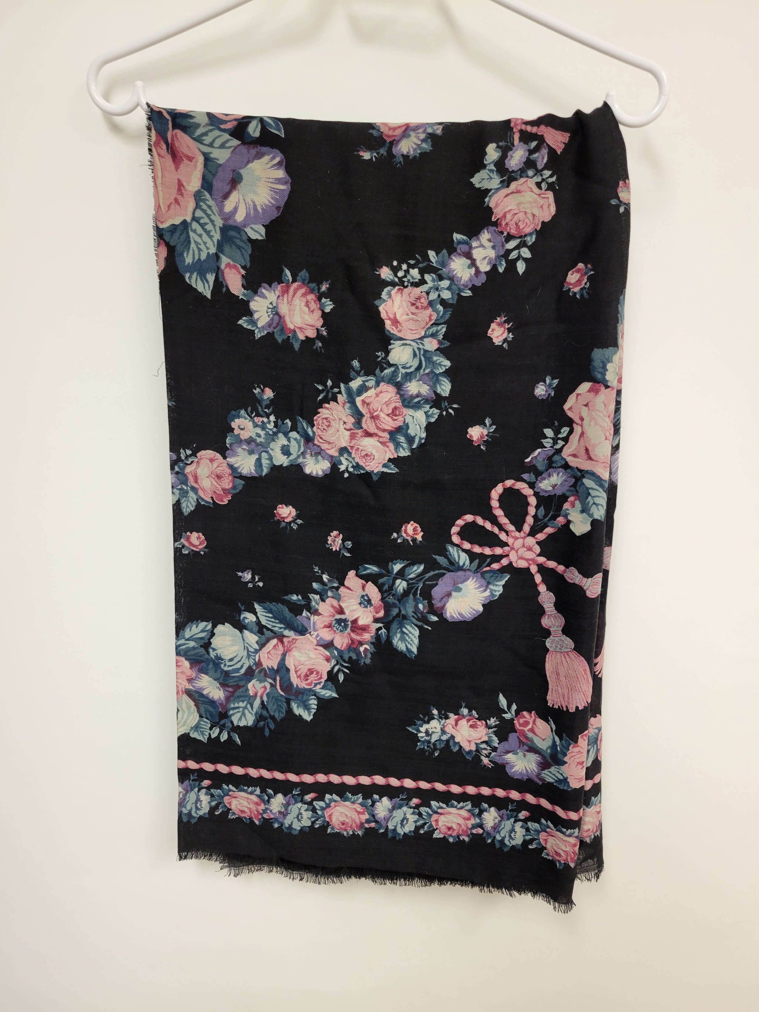 Grand châle noir à motifs floraux