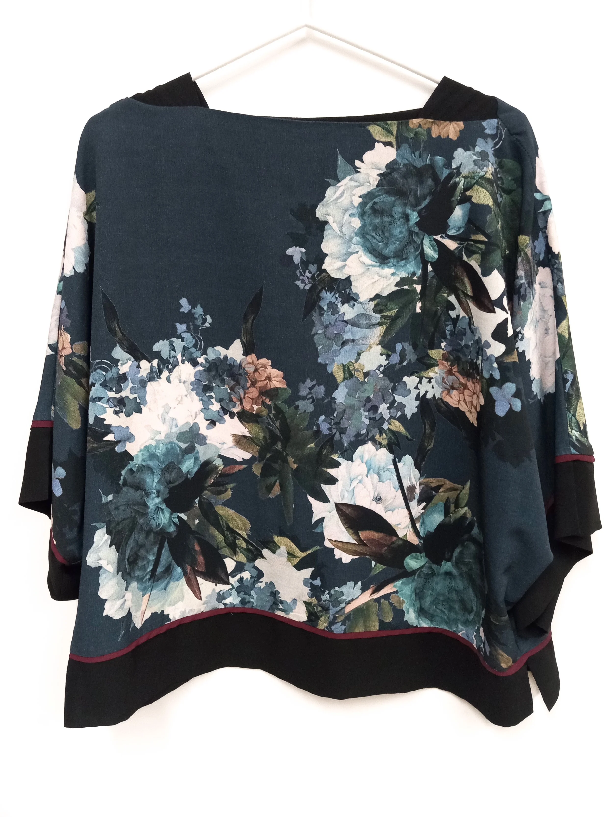 Haut bleu avec fleurs blanches et roses, Dynamite, M