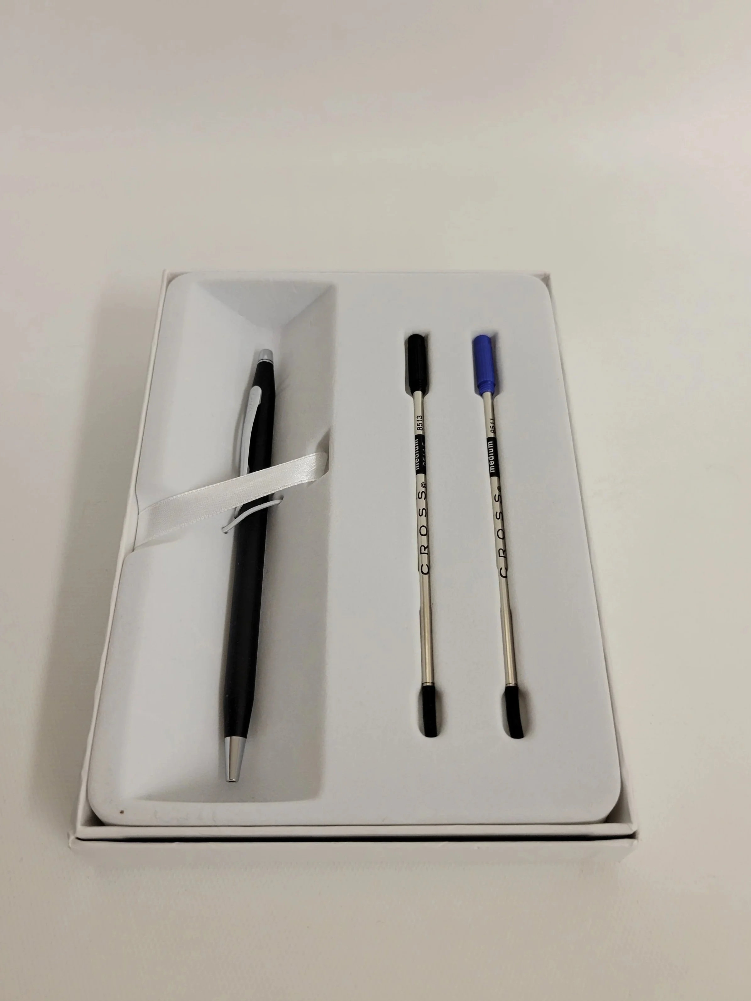 Stylo noir avec recharges encre bleue et noire, Cross (se vend 80$ sur Ebay)