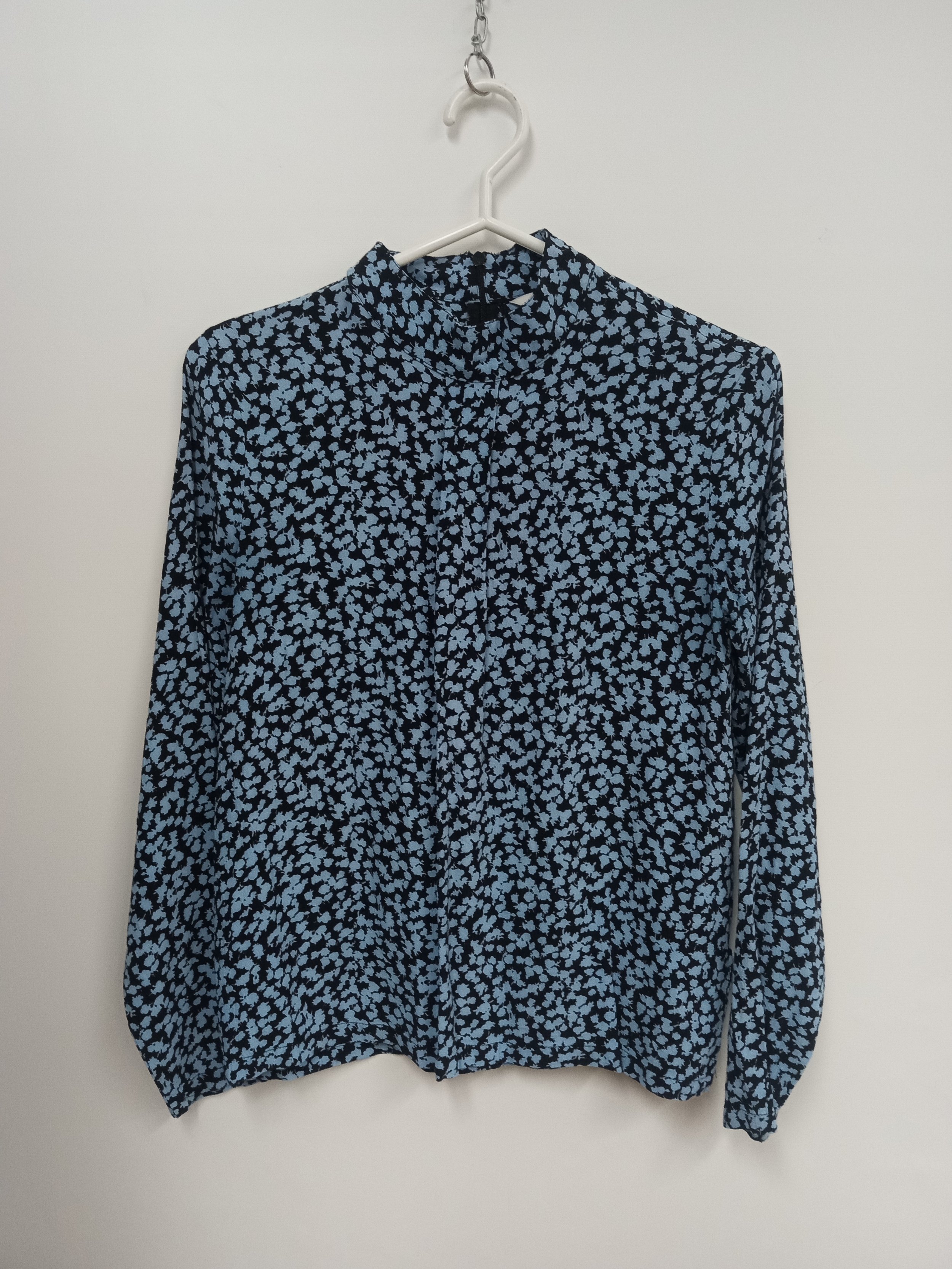 Chemisier col haut (100% Viscose), Motifs bleus sur fond noir, mbyM (Arlie), S
