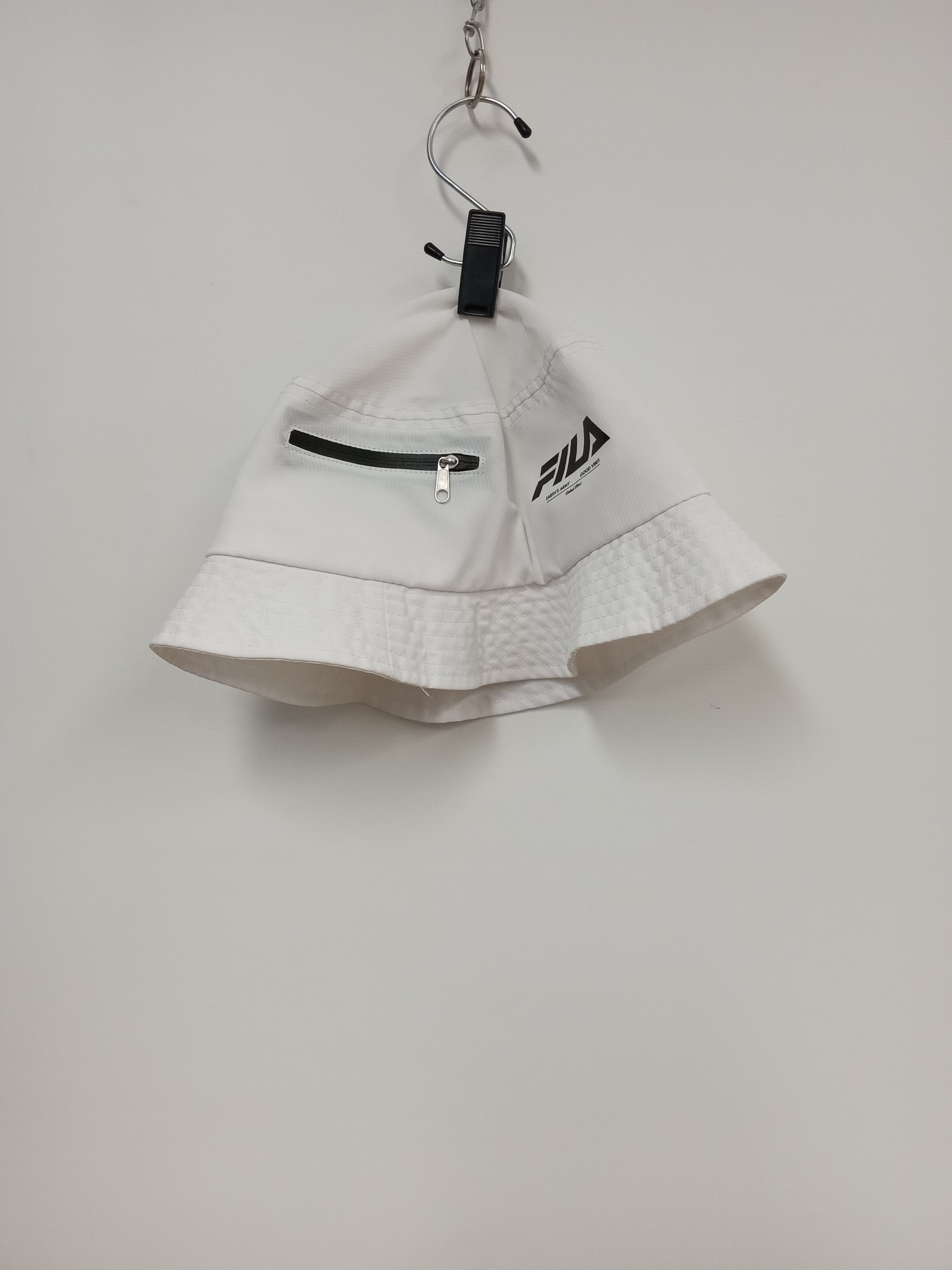 Chapeau sport blanc, Fila