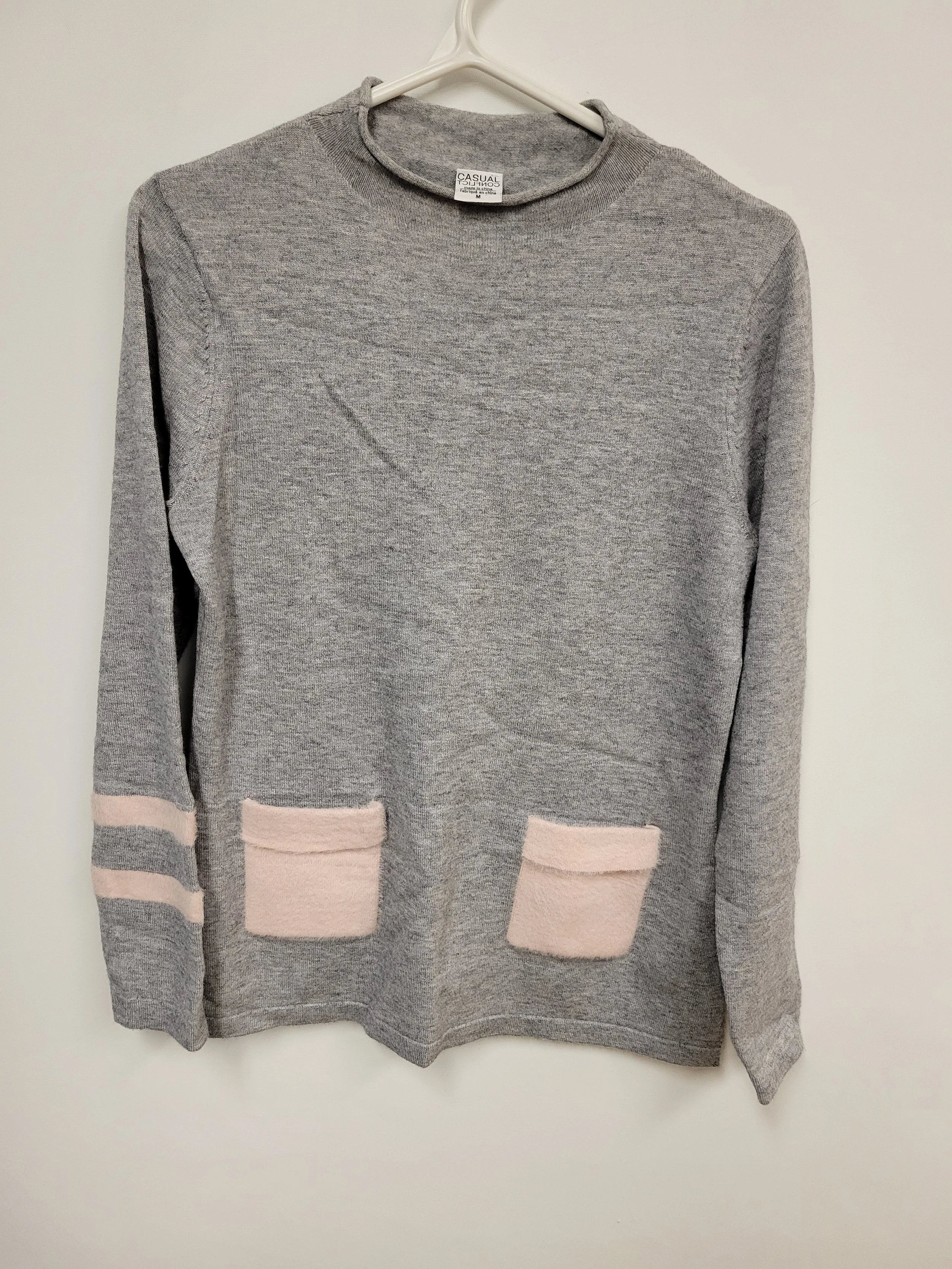 Tricot gris, poches roses à l'avant, Casual Conflict, M