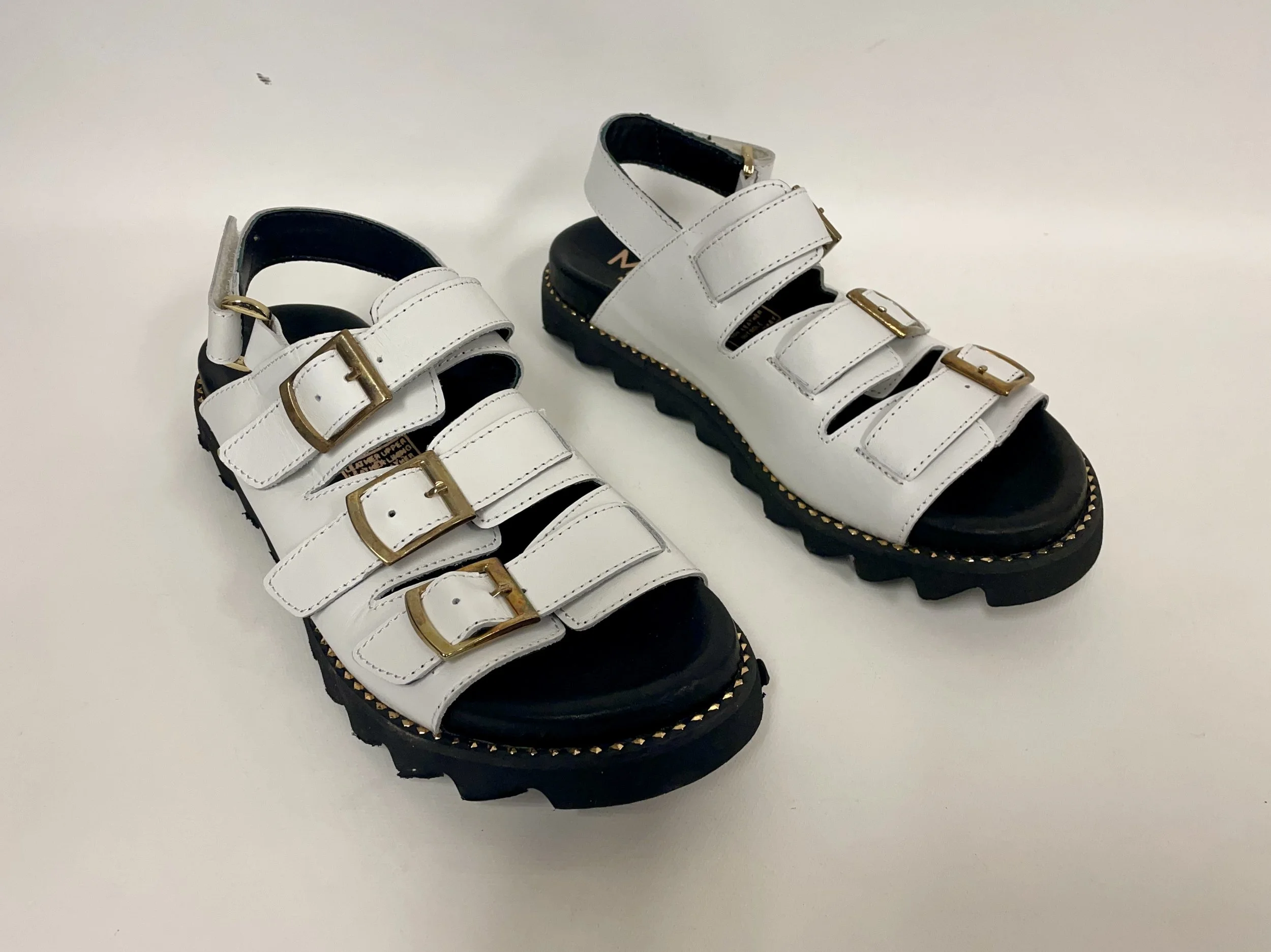 Sandales blanches/noires/or, MAGO, comme neuves, pointure 37 (6-6,5).