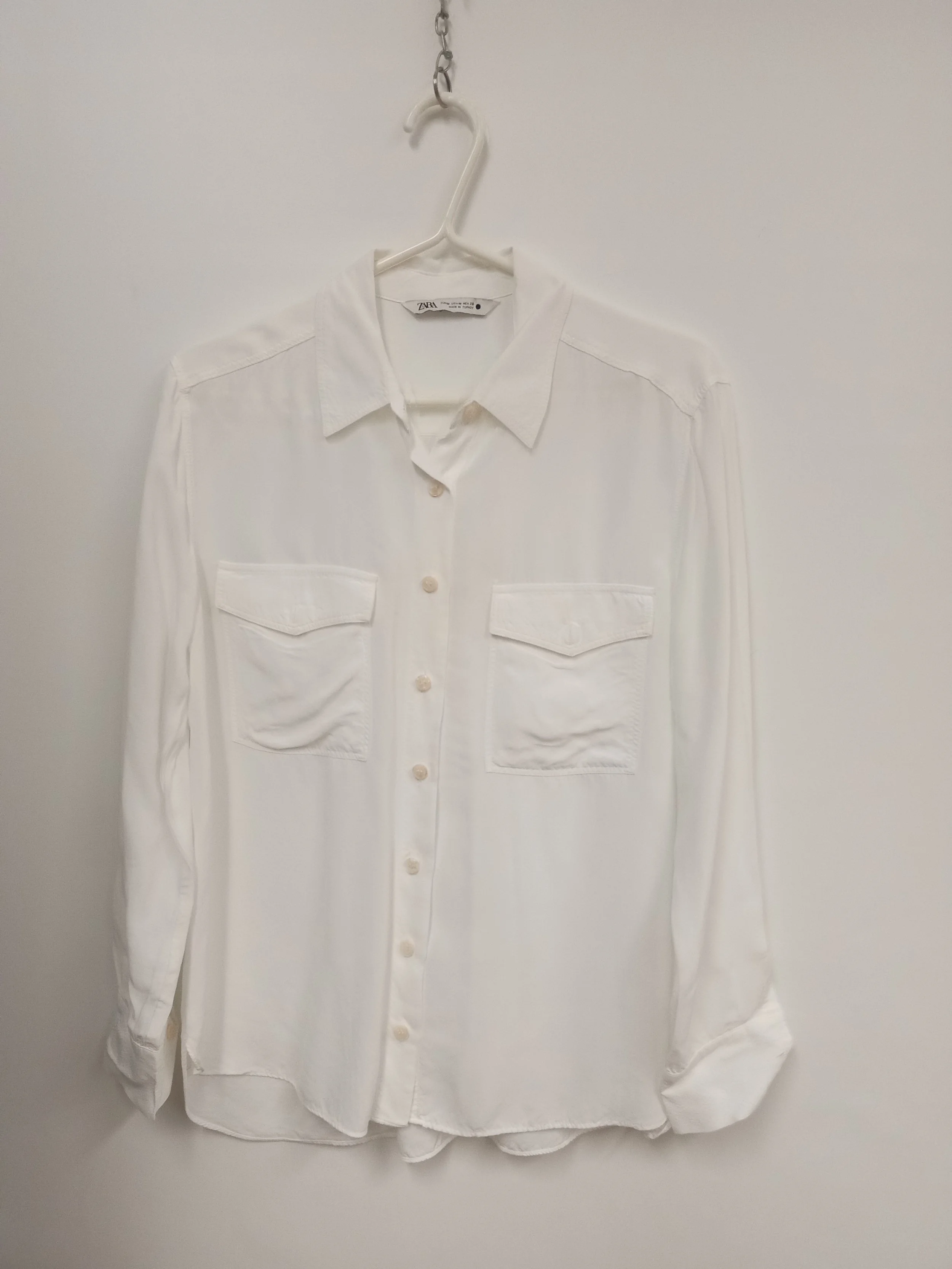 Chemisier blanc (100% Viscose) avec deux poches appliquées à l'avant, ZARA, M