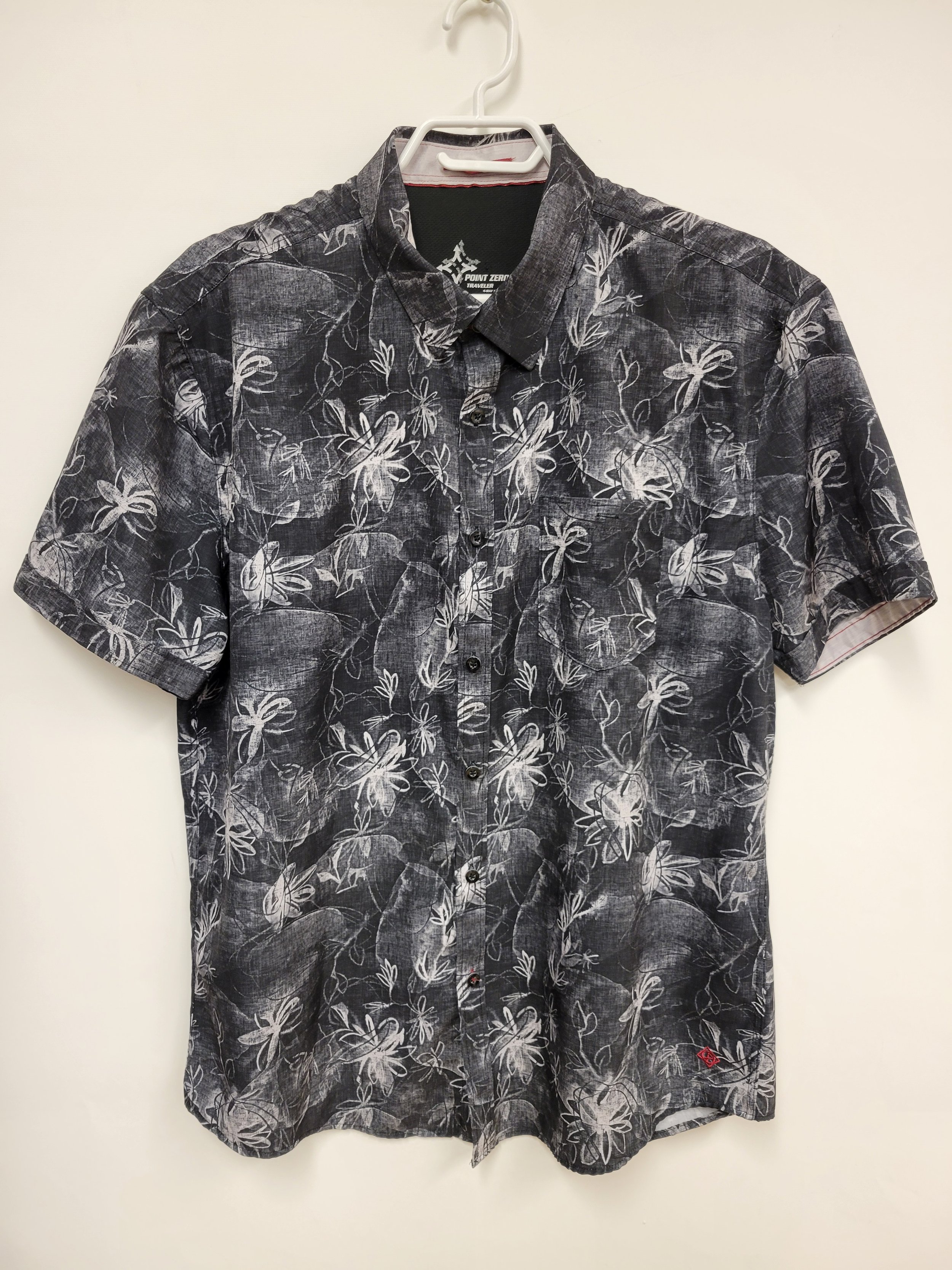 Chemise noire à motifs, Point Zéro, L
