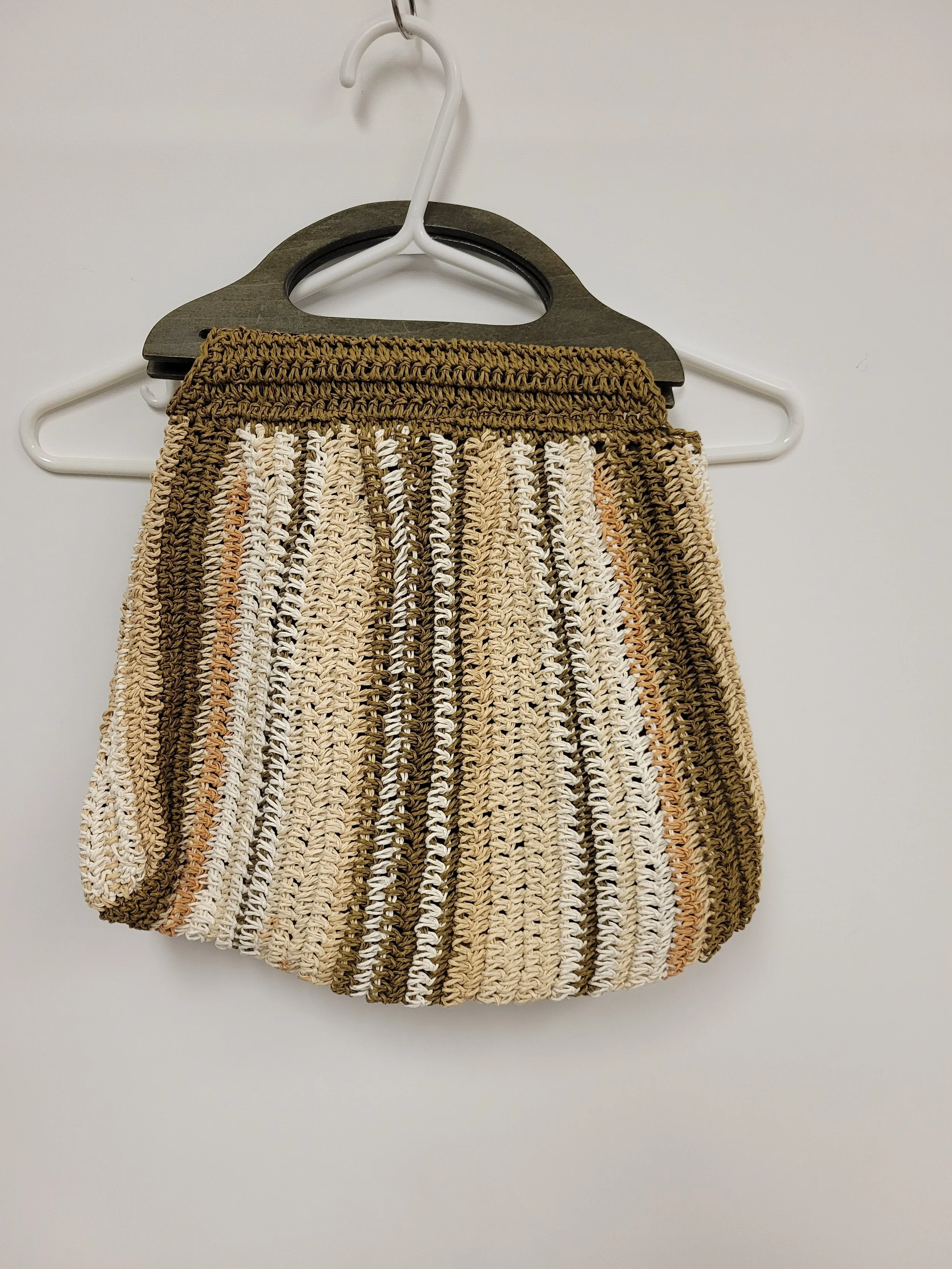 Sac à main en rafia avec poignées de bois, taille moyen