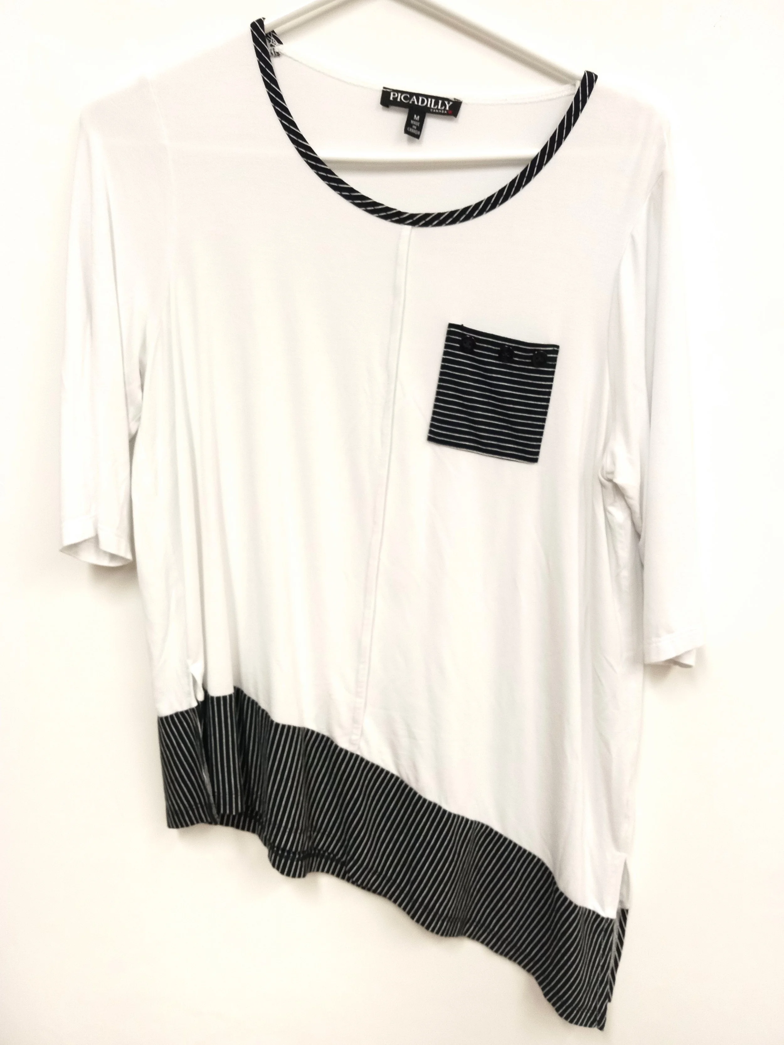 Haut asymétrique blanc avec désigns rayures noires, fait en Canada, Picadilly Canada, M