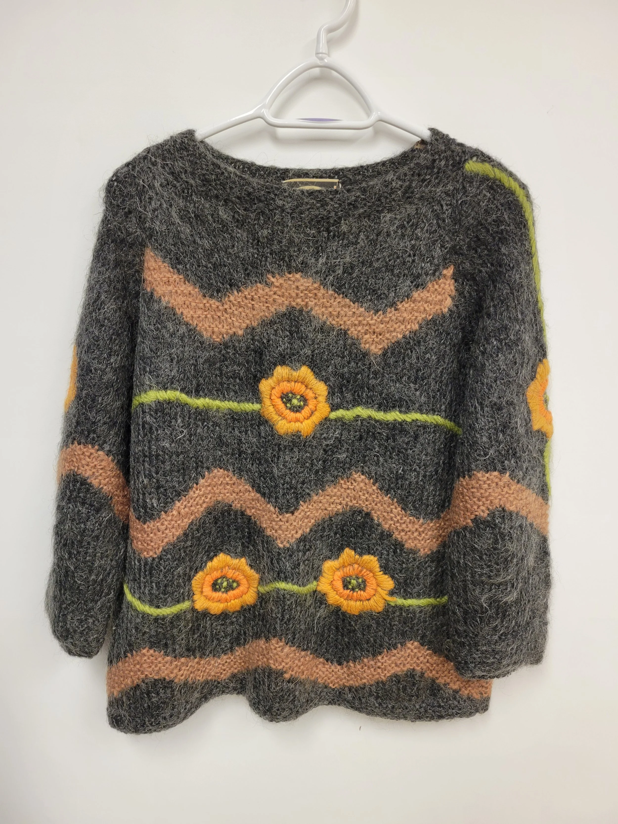 Tricot épais gris avec fleurs brodées, fait en Italie, Knitalia, environ M/L