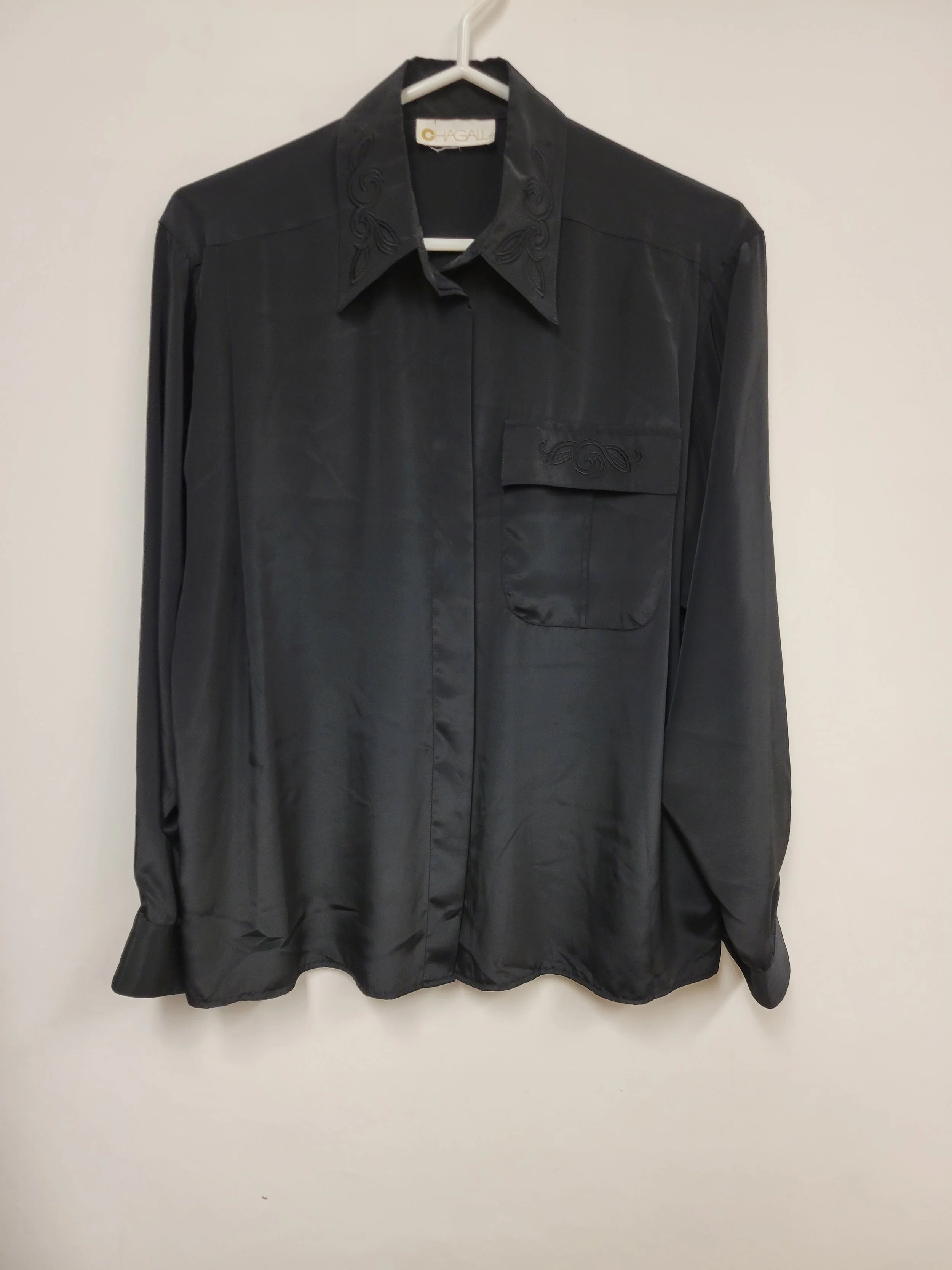 Chemise soyeuse noire avec broderie, Chagall, environ L/XL