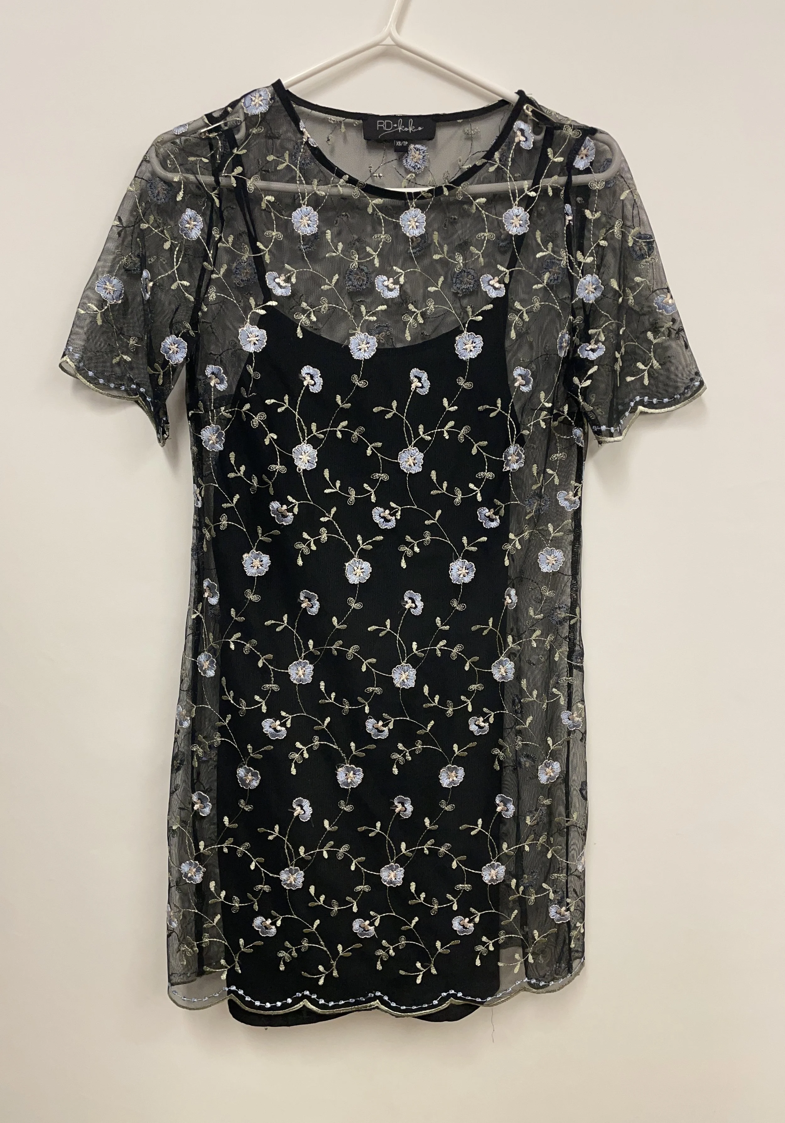 Robe noire avec fine broderie de fleurs,  jupon noir, RD et KOKIO, XS.