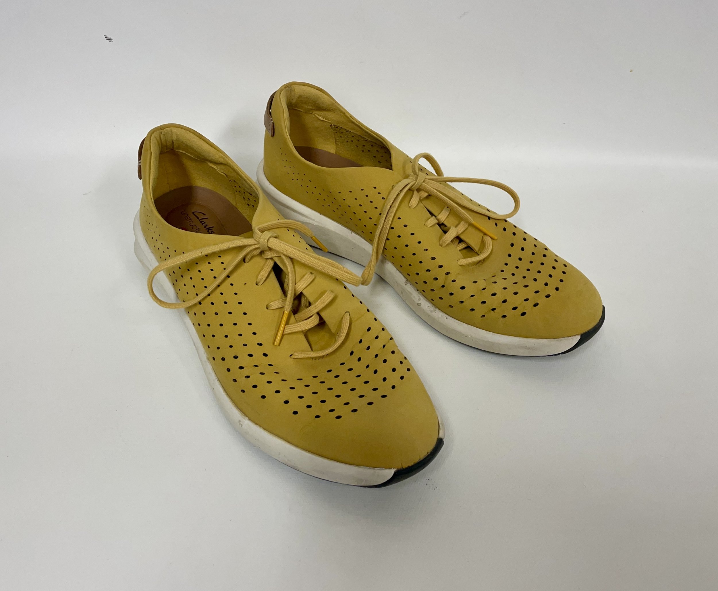 Espadrilles de couleur jaune moutarde, CLARKS, pointure 8.