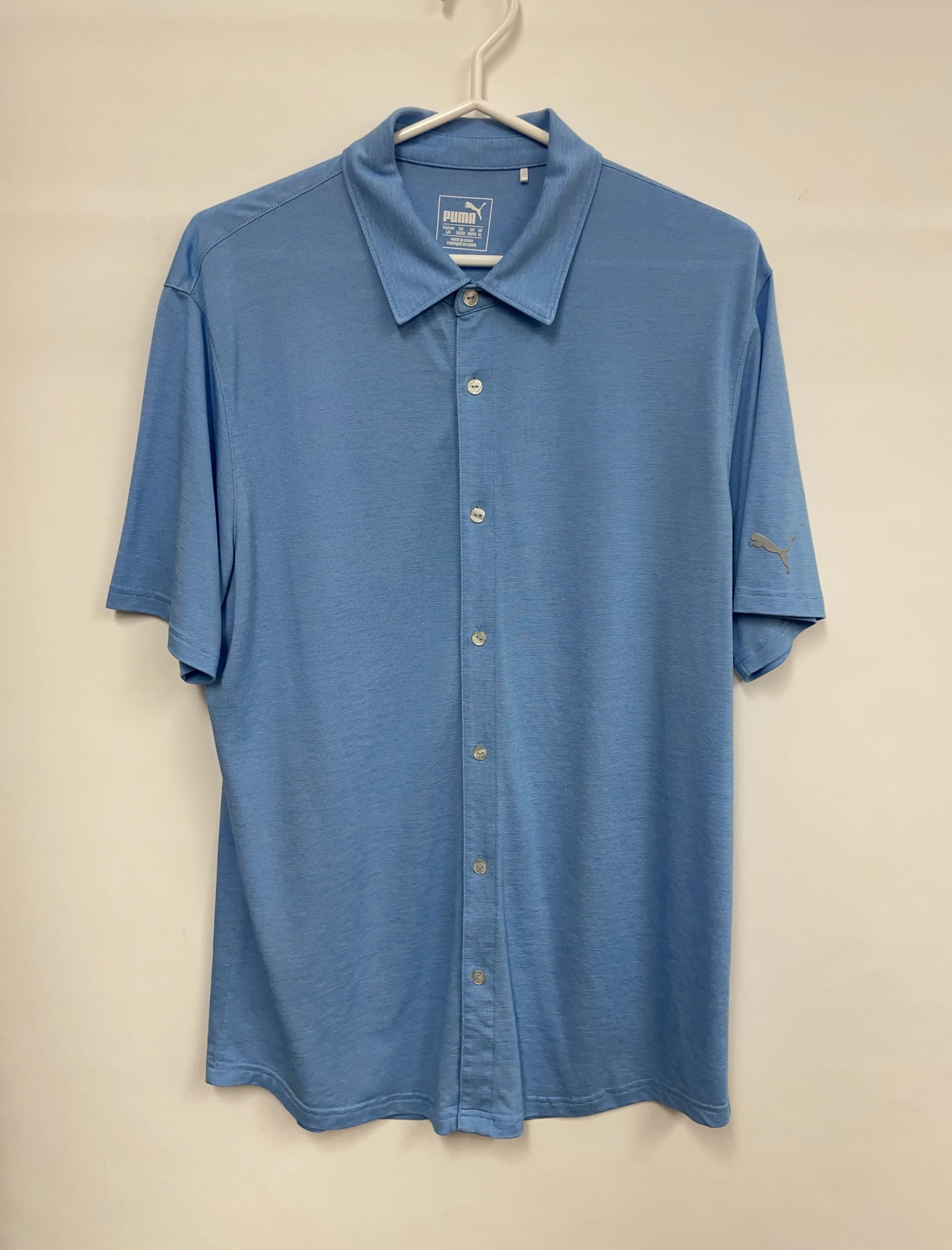Chemise bleue pâle à manches courtes, PUMA,  taille L.