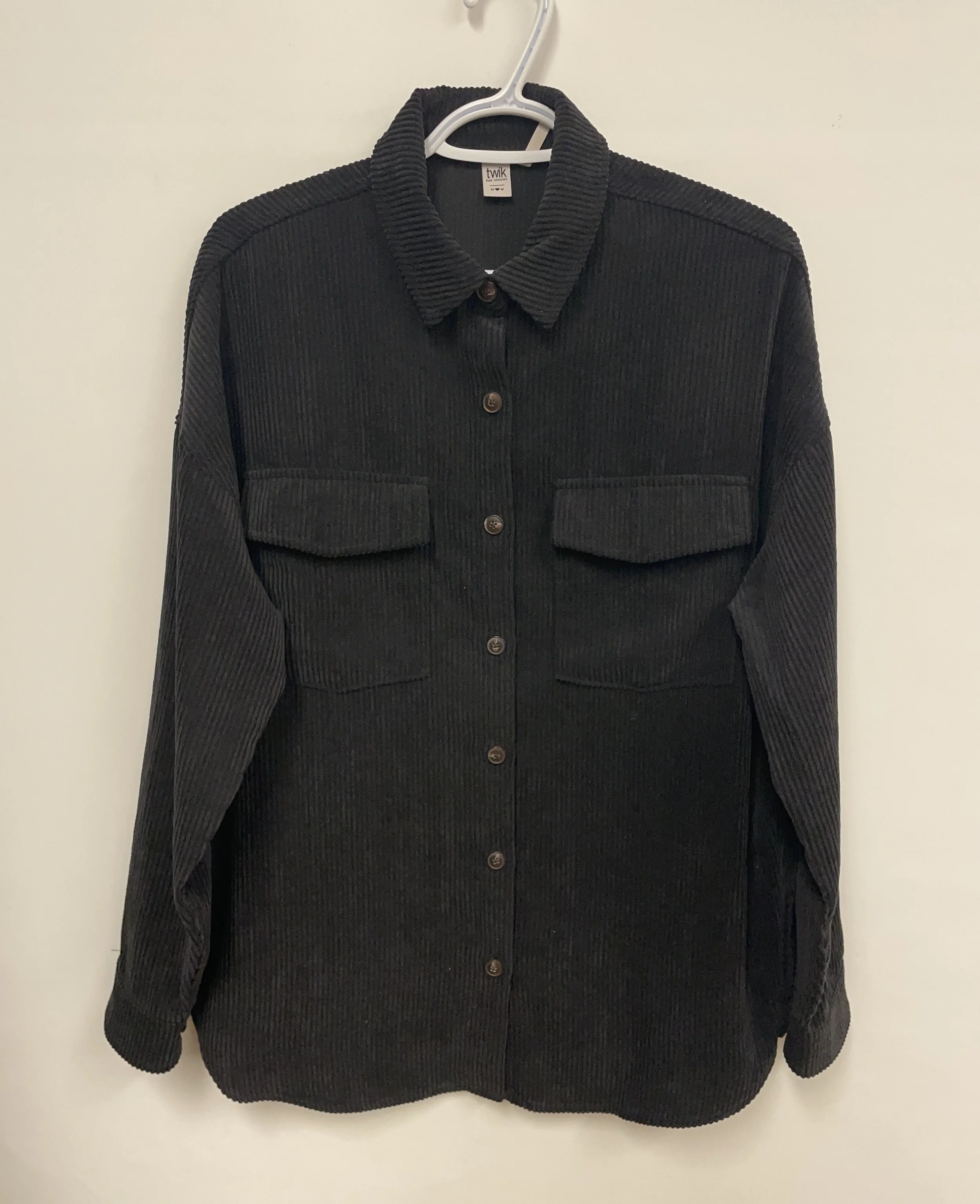 Chemise noire en velours côtelé, TWIK Simons, M.