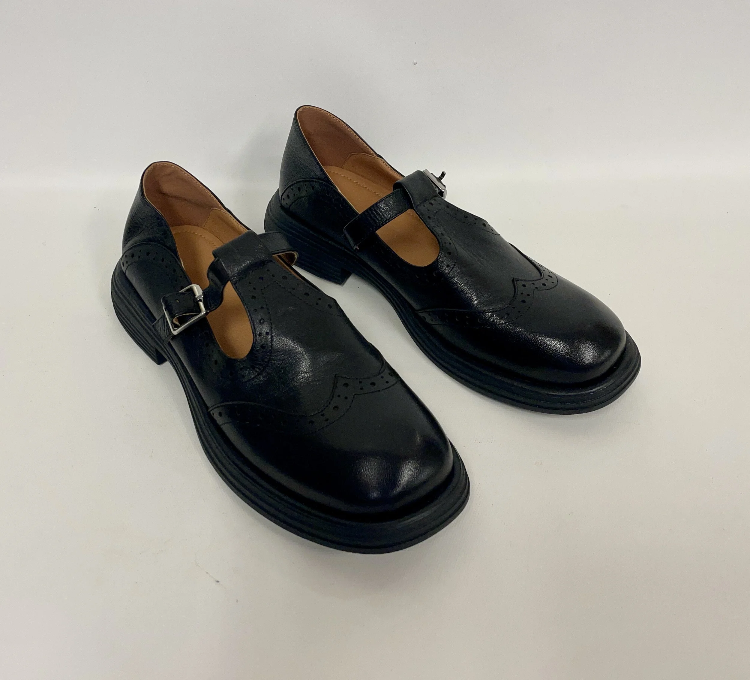 NEUF, chaussures en cuir noir, pointure 38 (7-7,5).