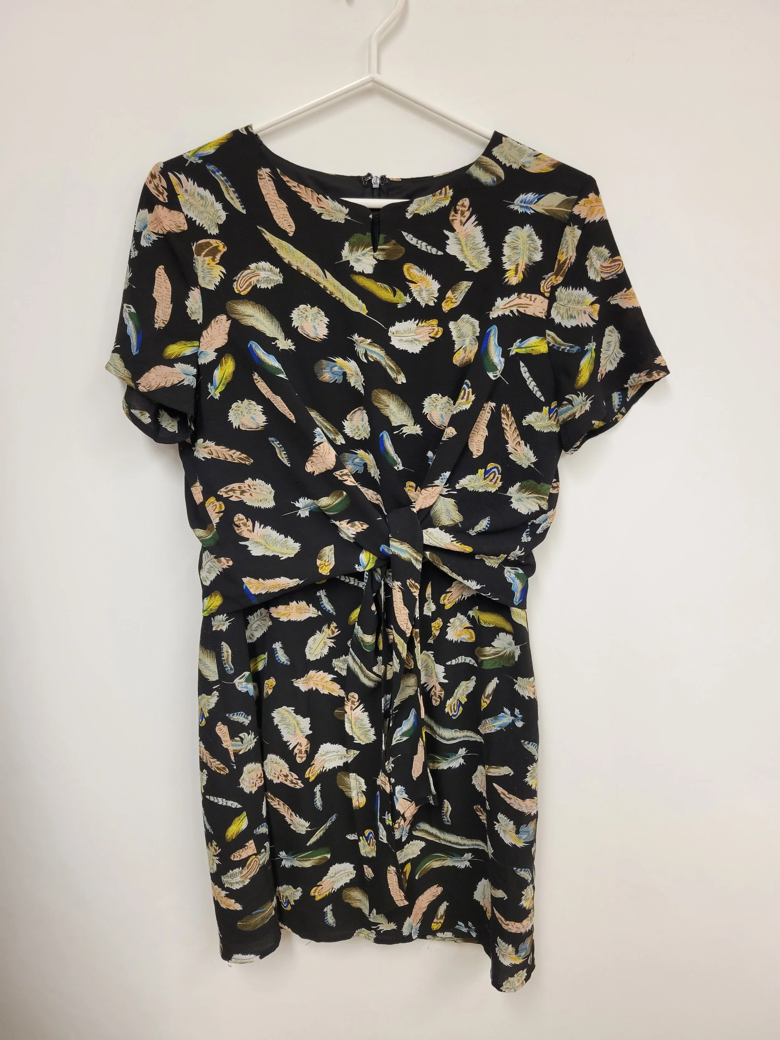 Robe noire effet portefeuille à nouer à la taille, motif de plumes, Sugarhill, L