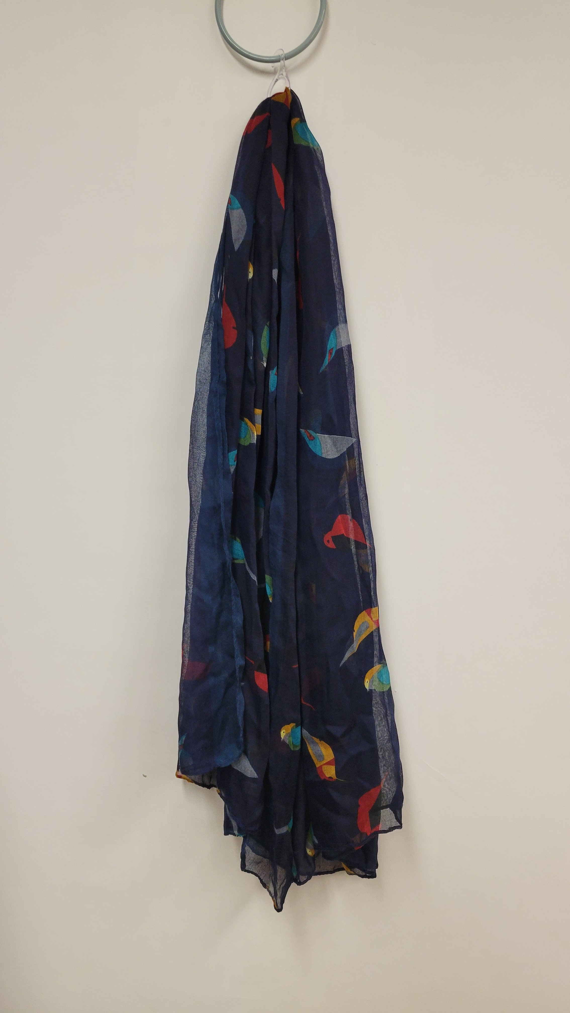 Foulard léger marine avec oiseaux colorés