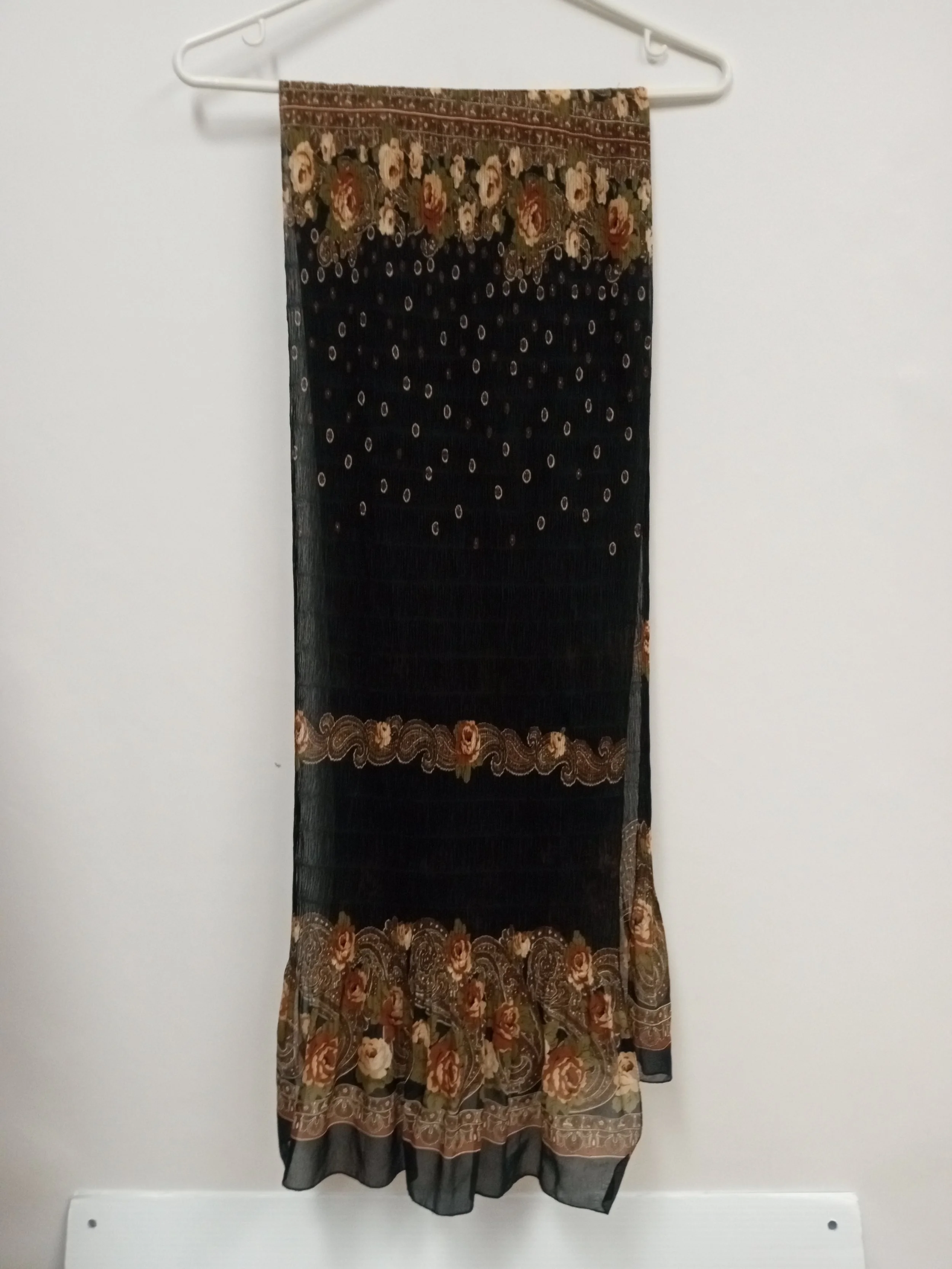 Foulard, noir motifs fleurs marron et kaki, tissu voile transparent