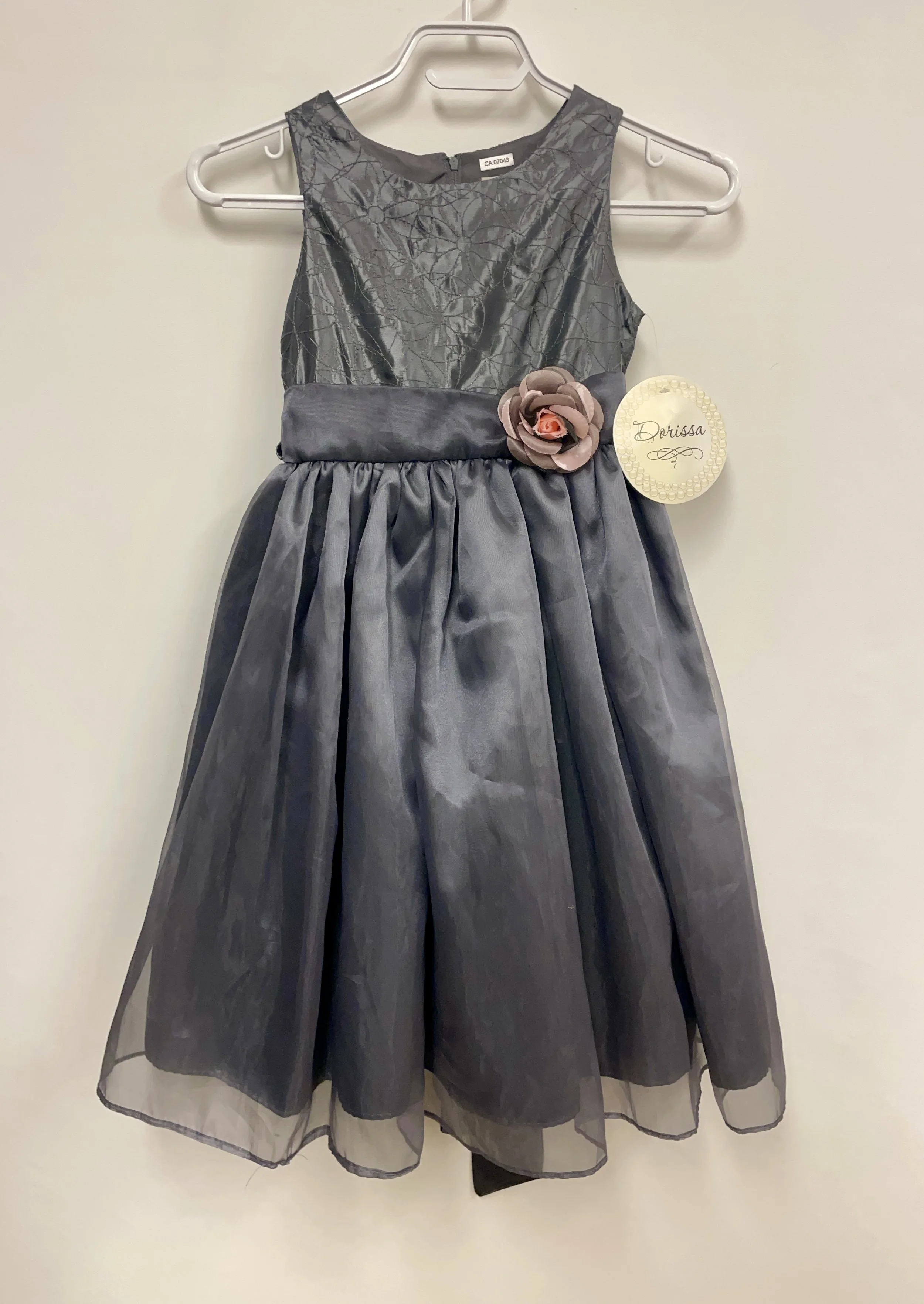 NEUF, robe grise sans manches avec crinoline intégrée, DORISSA, 7 ans.