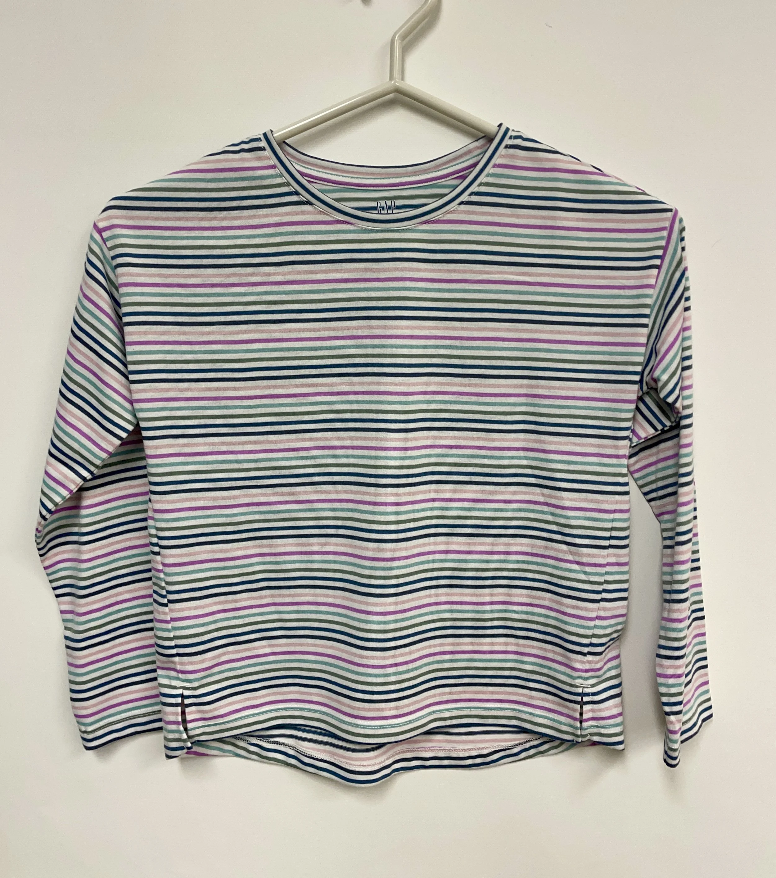 Chandail léger rayé multicolore, GAP, polyester recyclé, 6 ans.