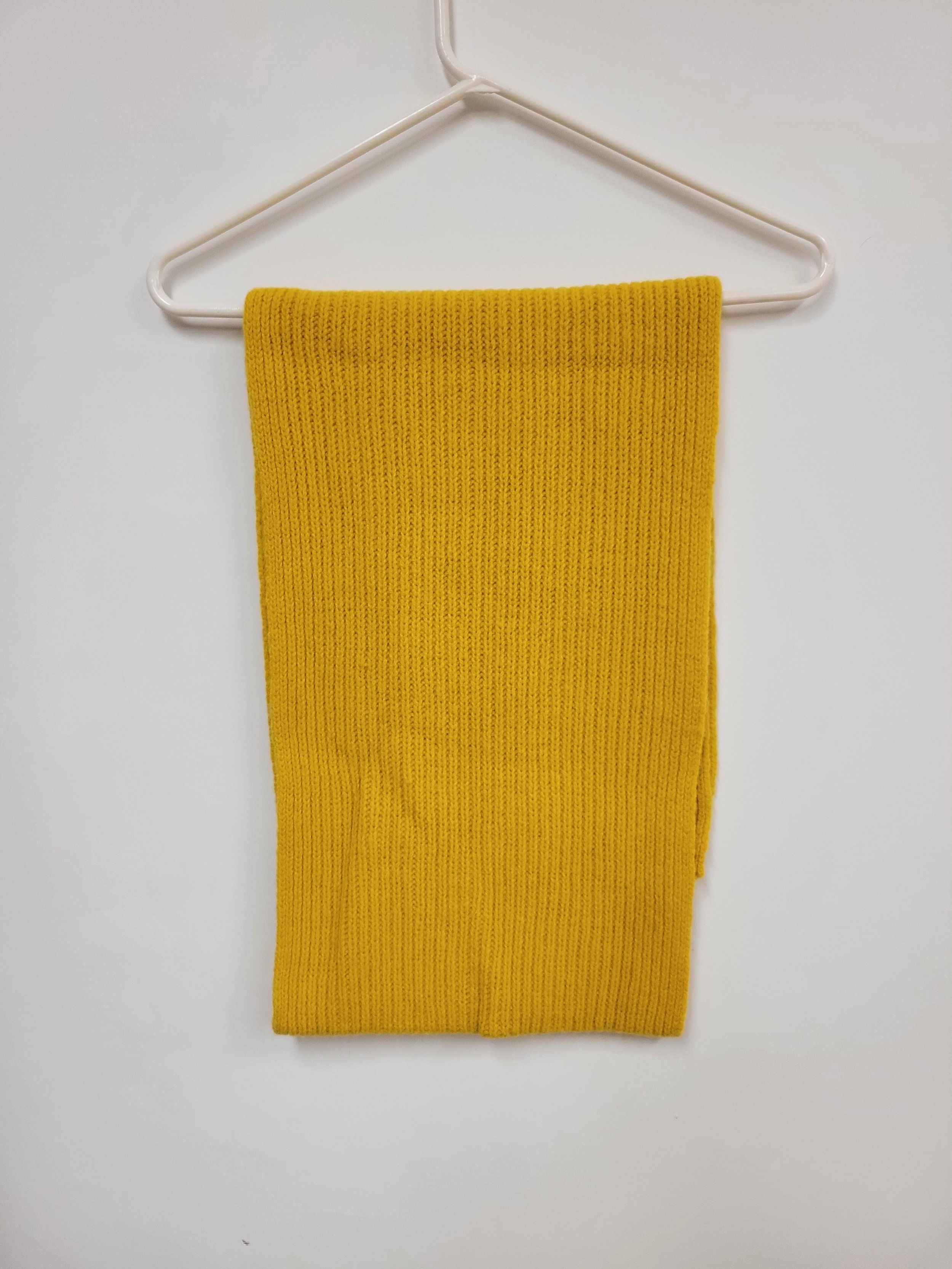 foulard en tricot jaune, simons