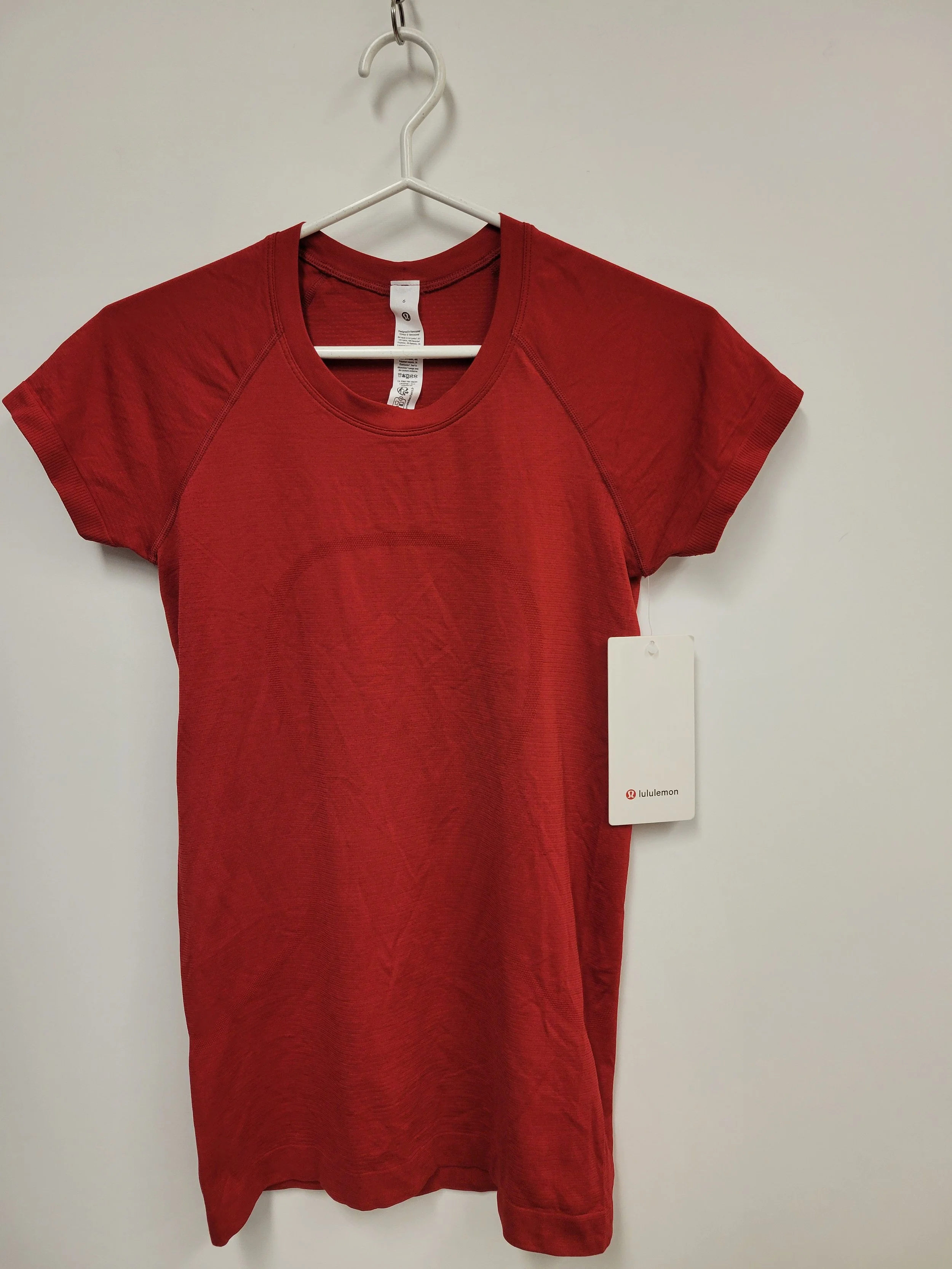 NEUF-Haut sport à manches courtes, Rouge, LULULEMON, Taille 6