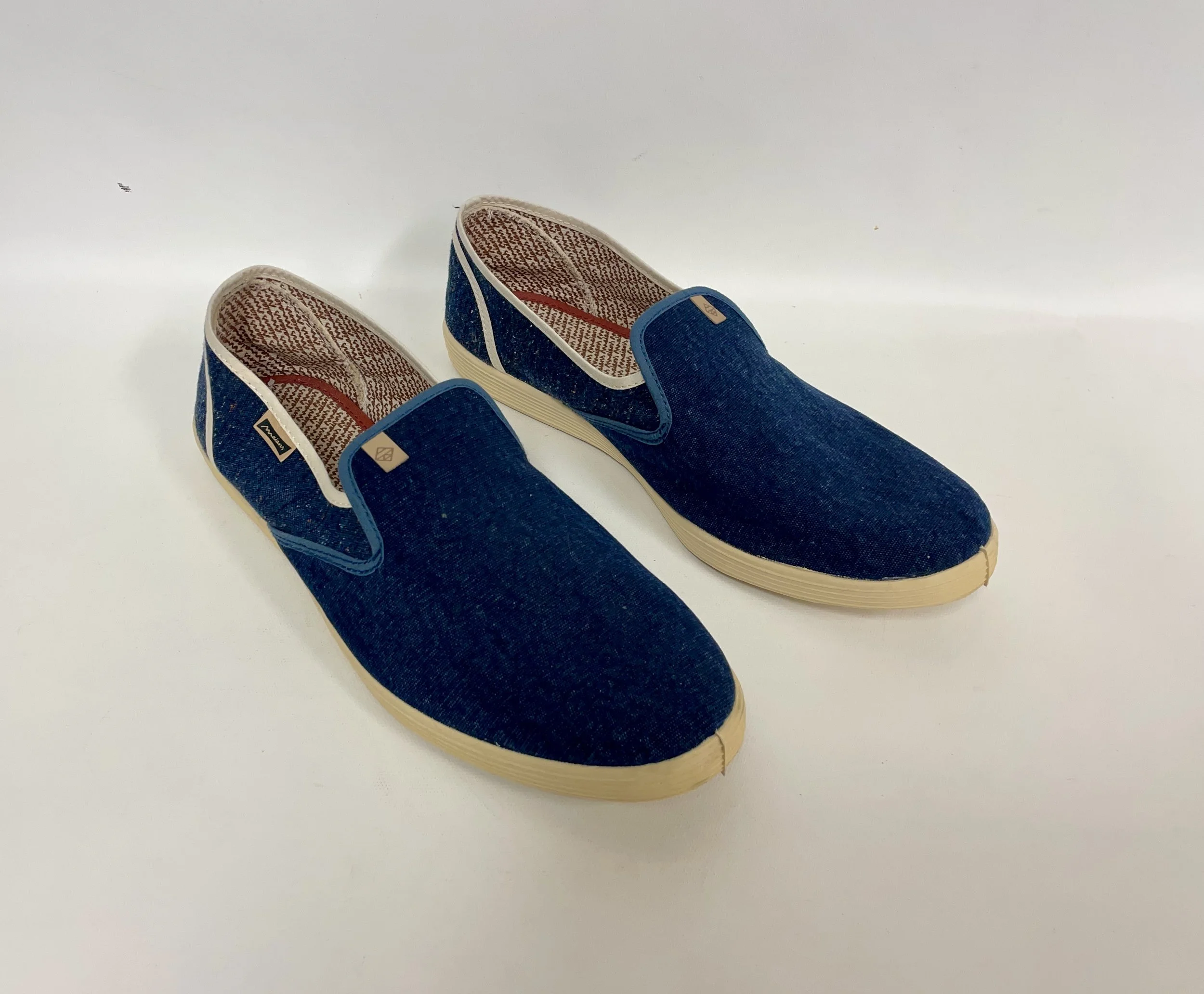 Chaussures bleues, faites en Espagnes, comme neuves, pointure 11,5.