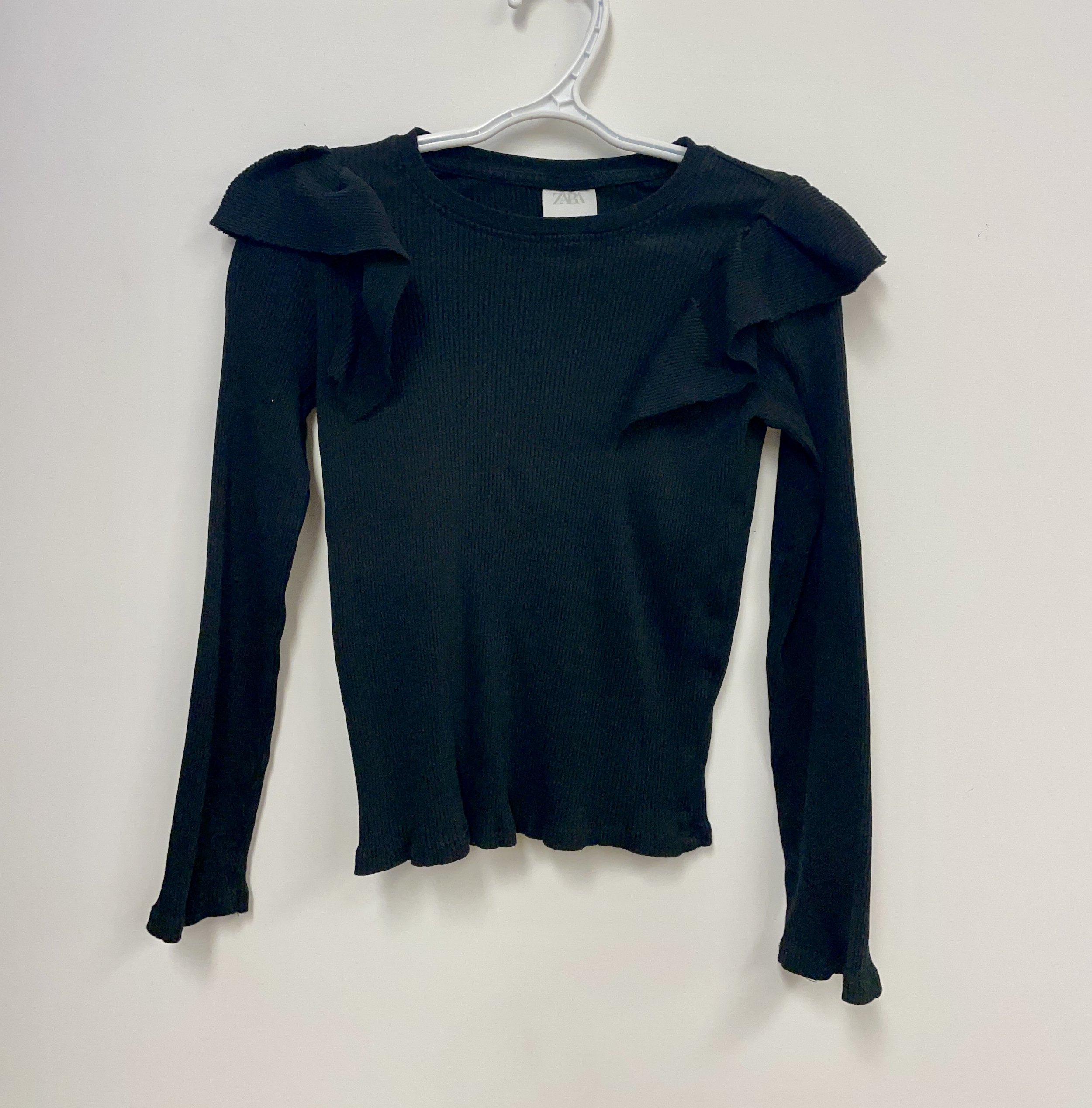 Chandail minche noir avec volants aux épaules, ZARA, 6-7 ans.