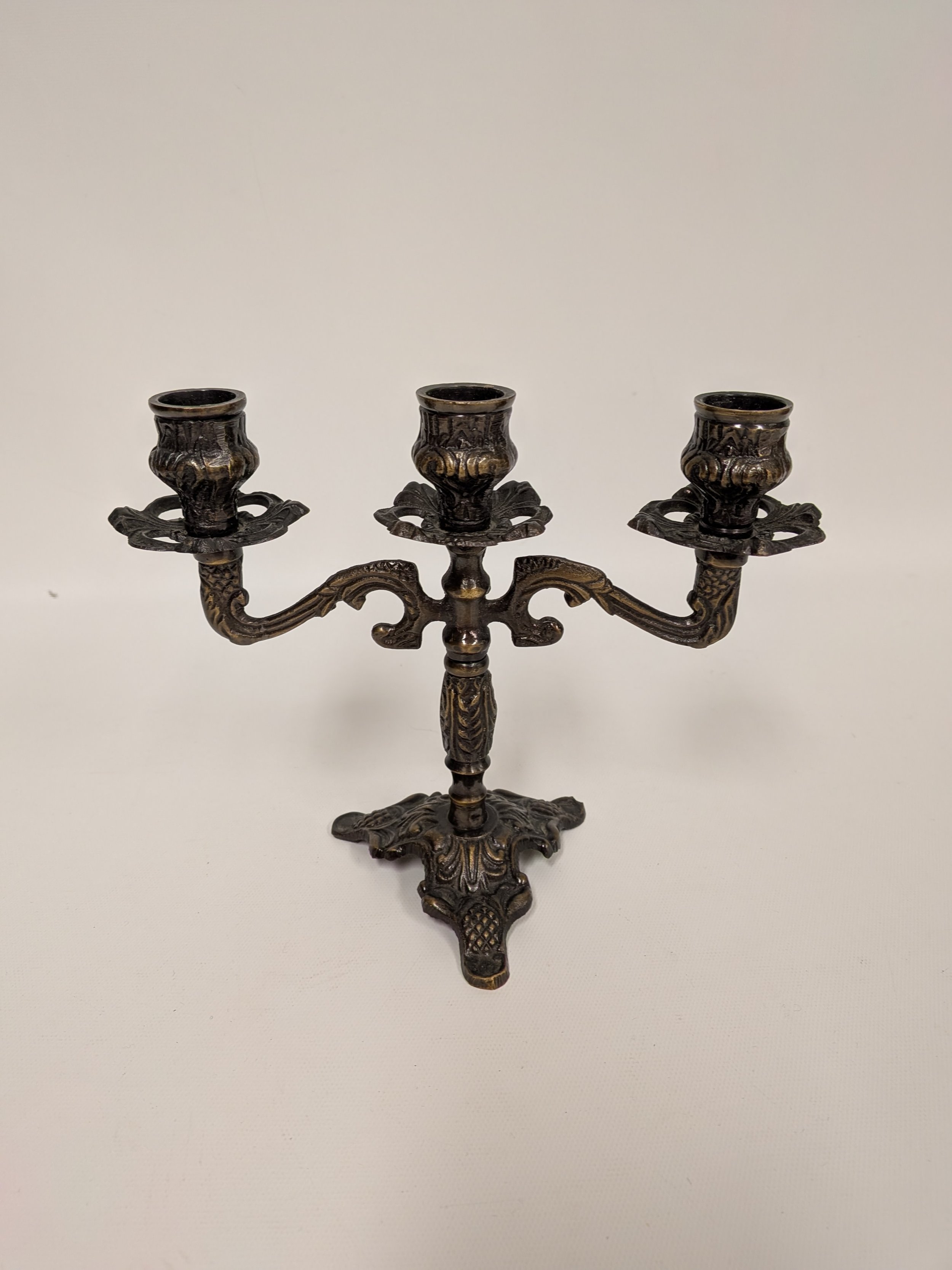 Candélabre en bronze, hauteur 7 po