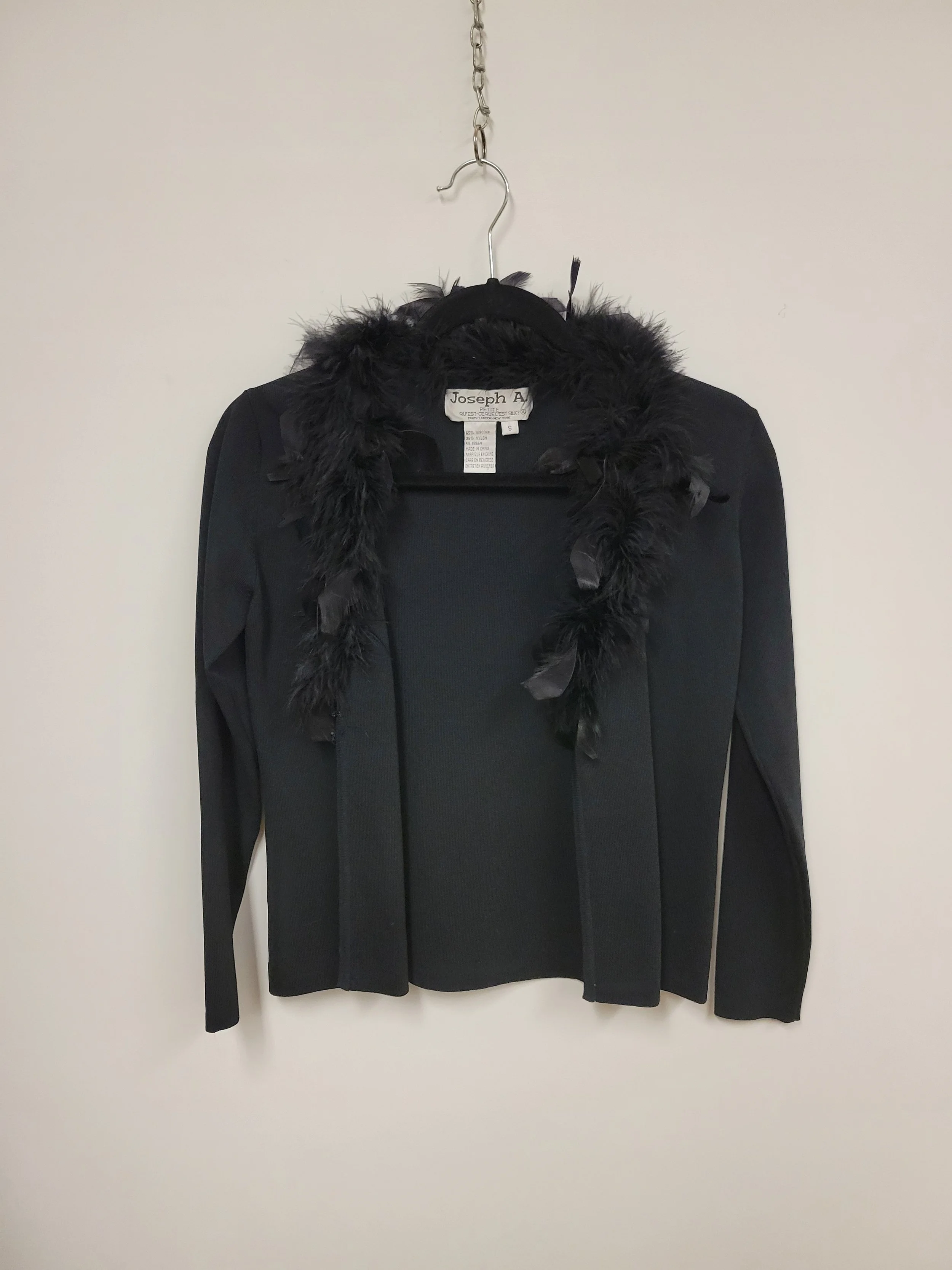 veste noire avec plumes au col, Joseph A, S