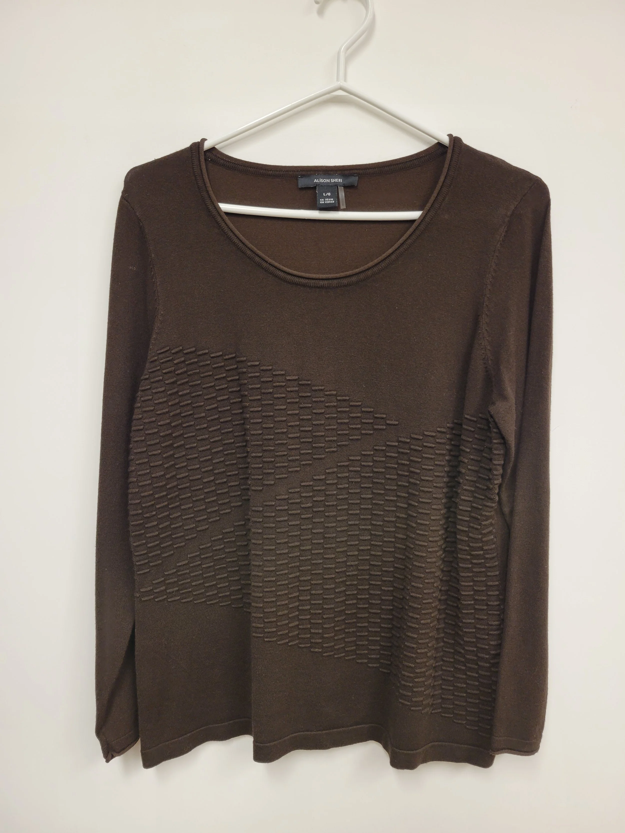 chandail brun, motif en relief, alison sheri , L