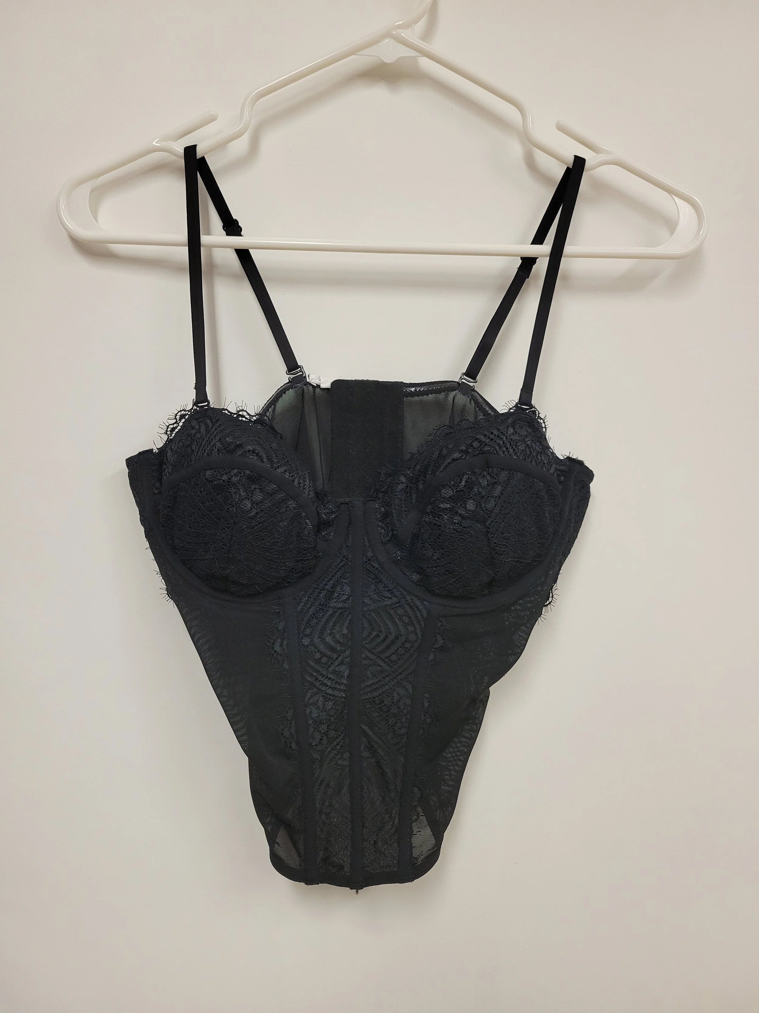 NEUF - Bustier noir avec dentelle, Garage, S (valeur de 49.95)