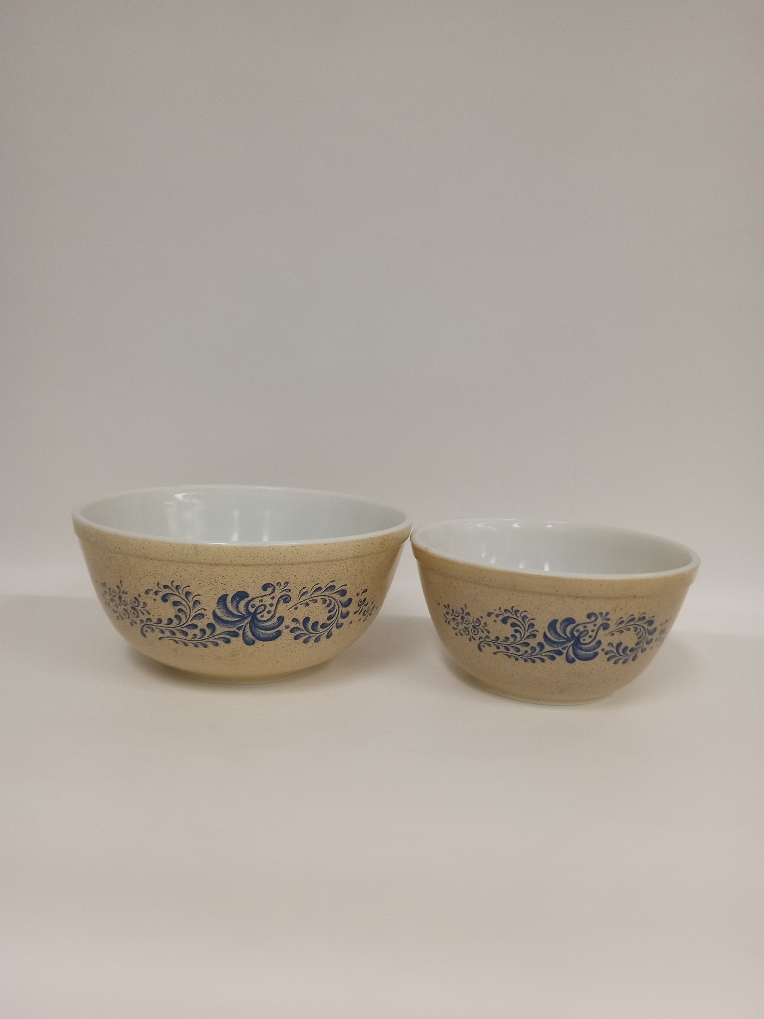 2 bols en Pyrex beige, motif marine, largeur 8½“ + largeur 7“