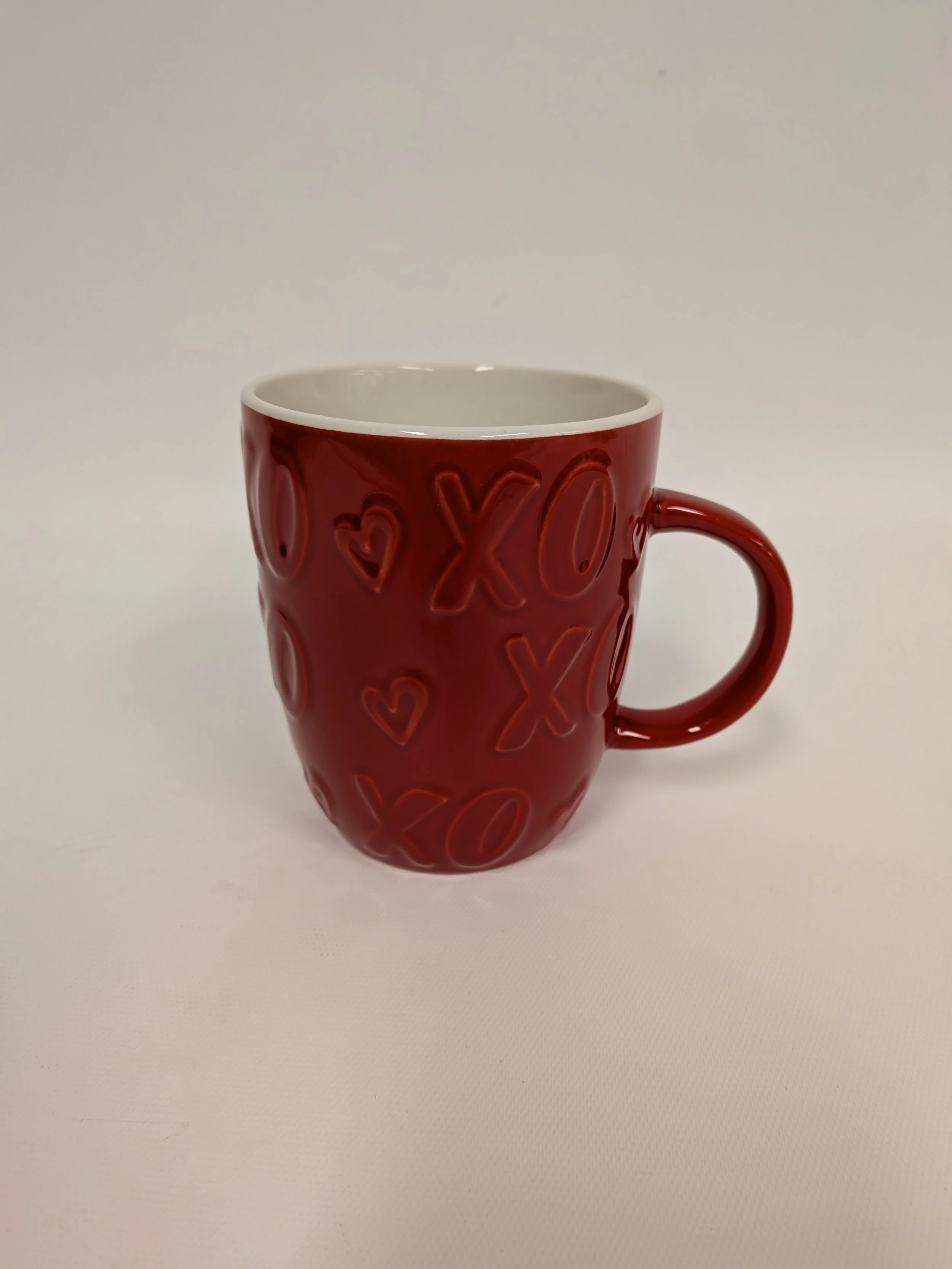 Tasse rouge motif 'XO' en relief