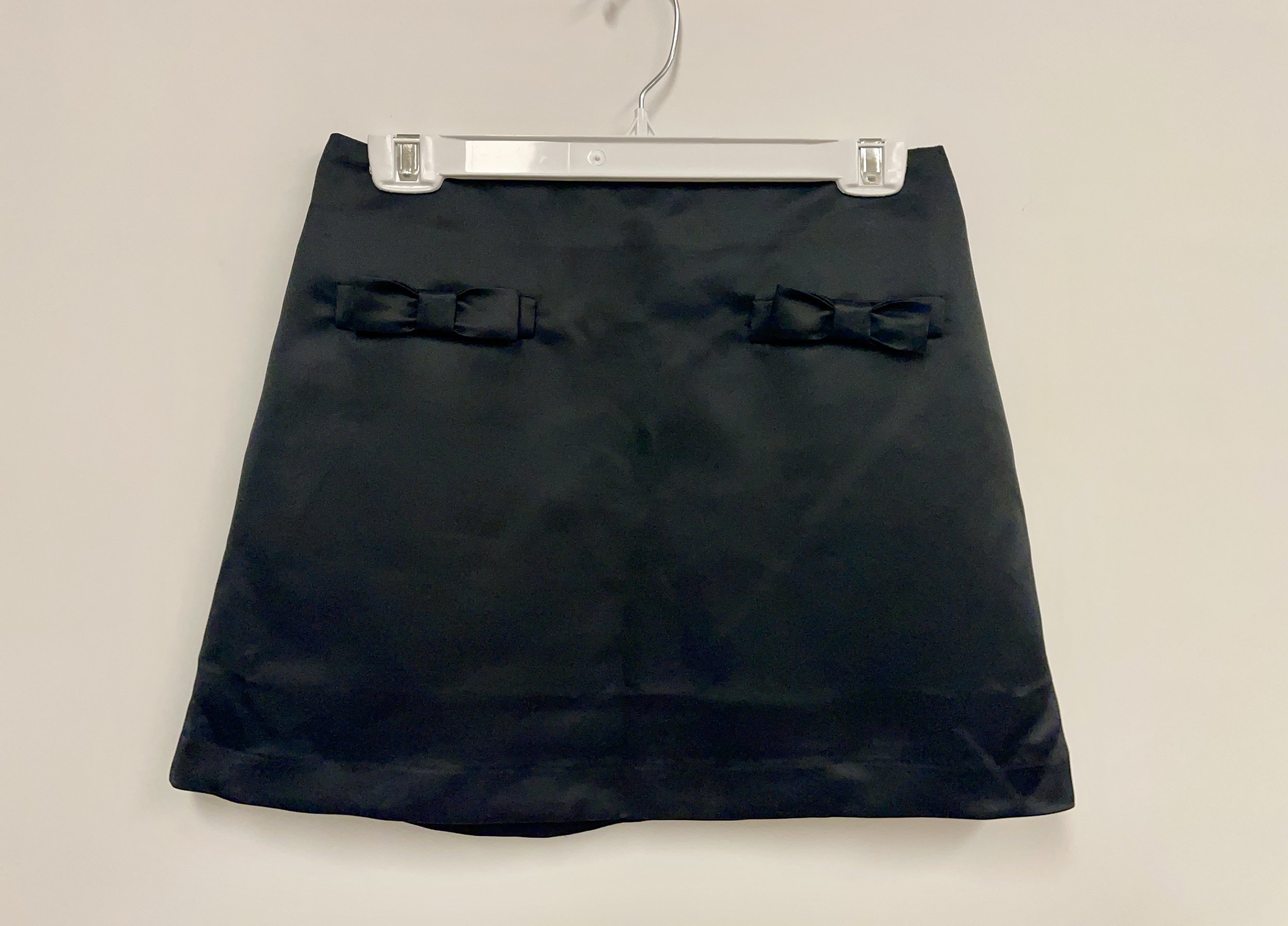 NEUF, jupe courte noire soyeuse, H & M, valeur de 45$, taille 6.
