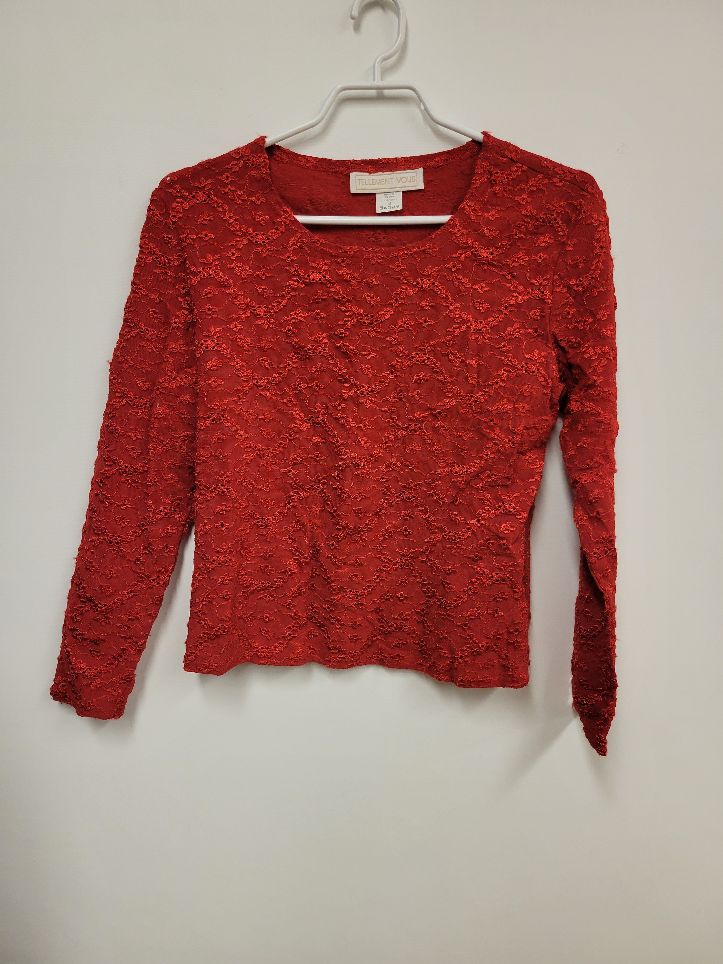 Haut rouge broderie anglaise, Tellement vous, M