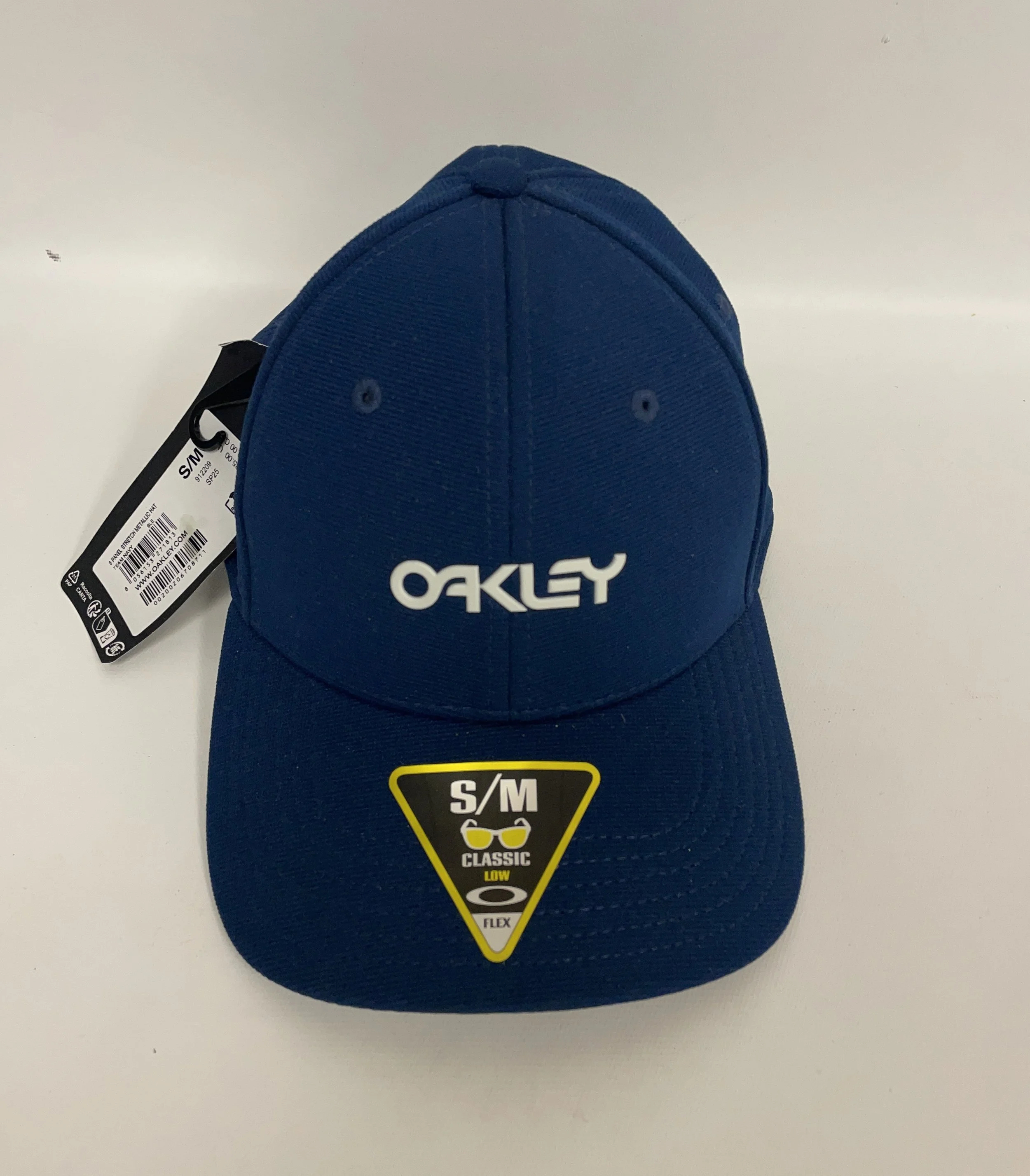 NEUF, casquette marine, OAKLEY, valeur de 40$, taille S-M.