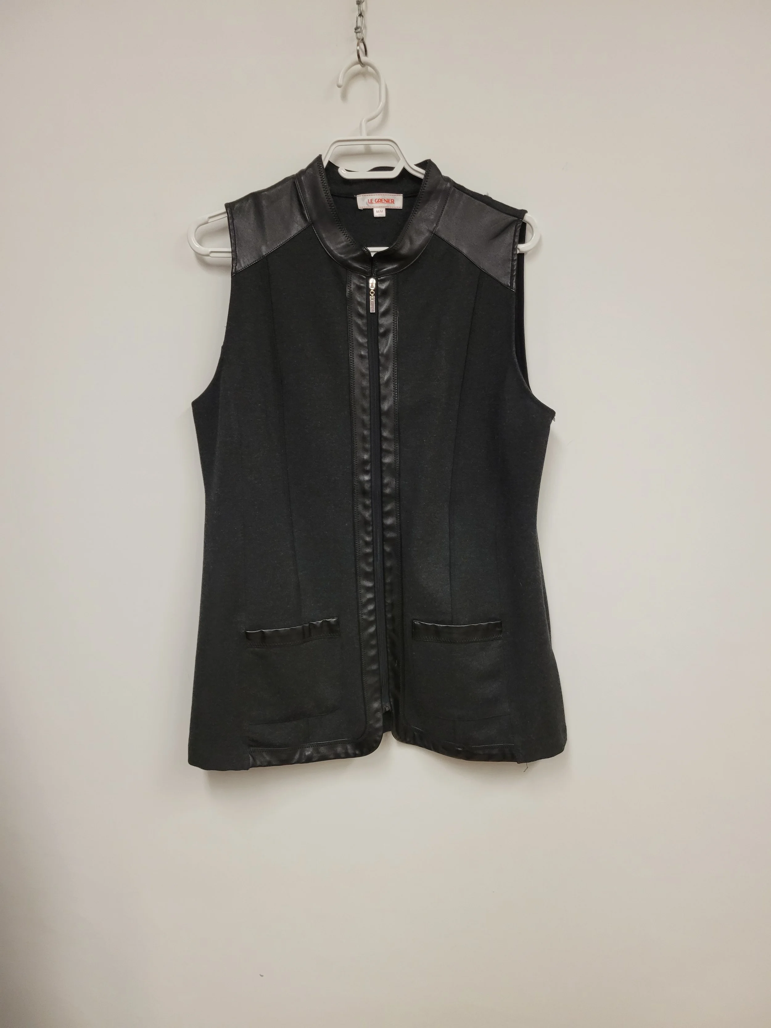 Veste sans manche noir, Le grenier, M