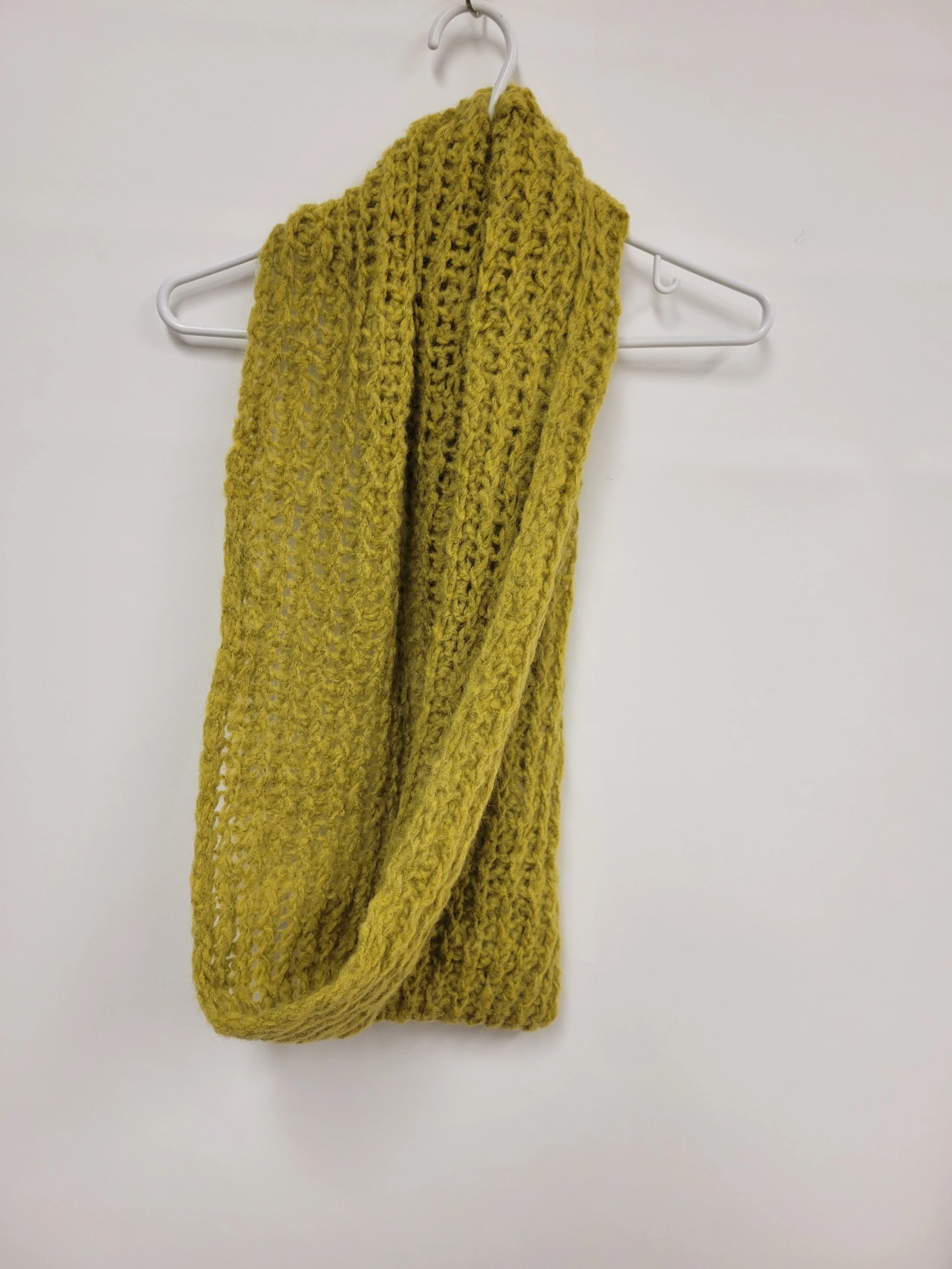 Foulard infini en tricot jaune-vert