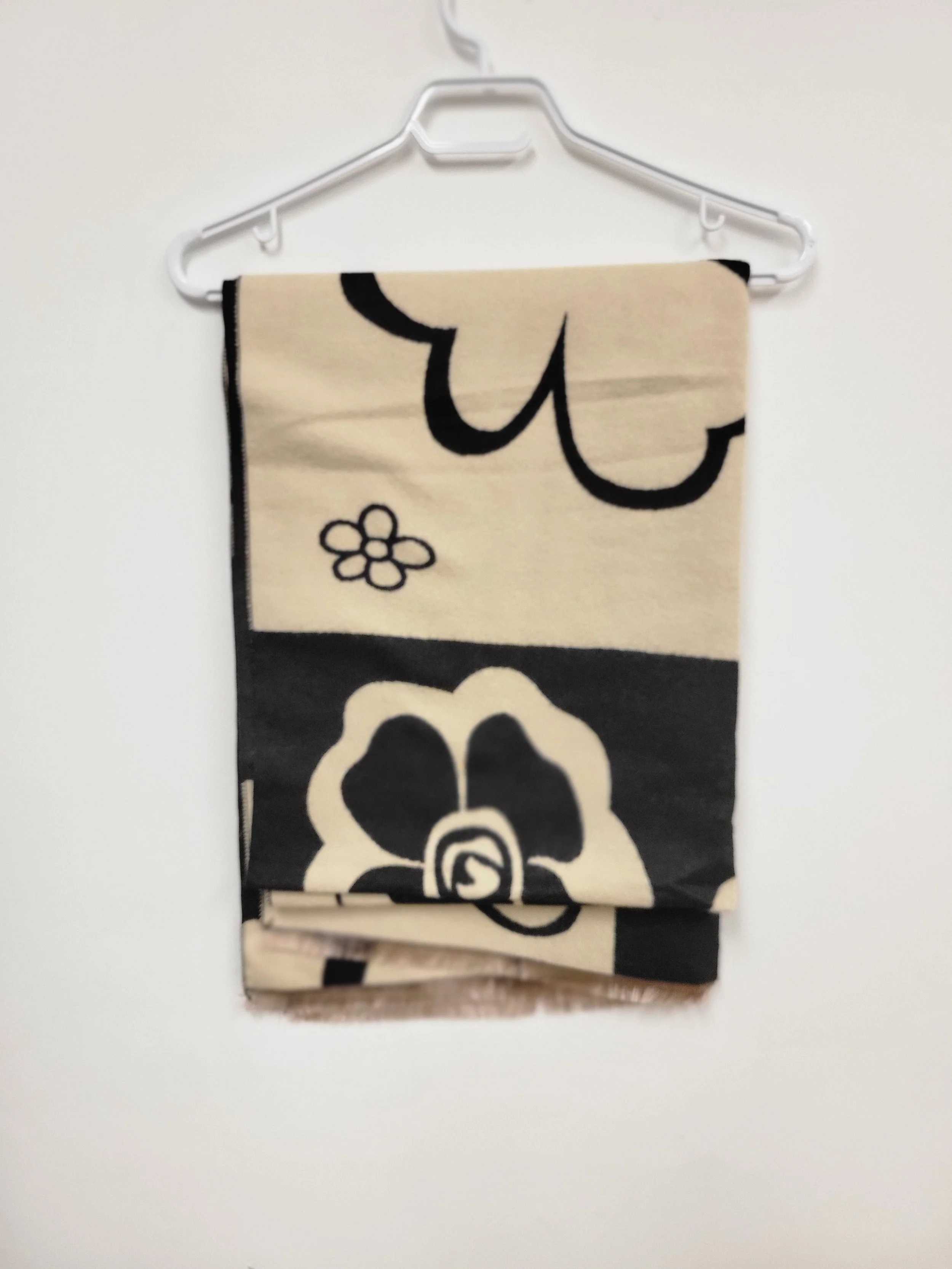 foulard motifs a grande fleurs