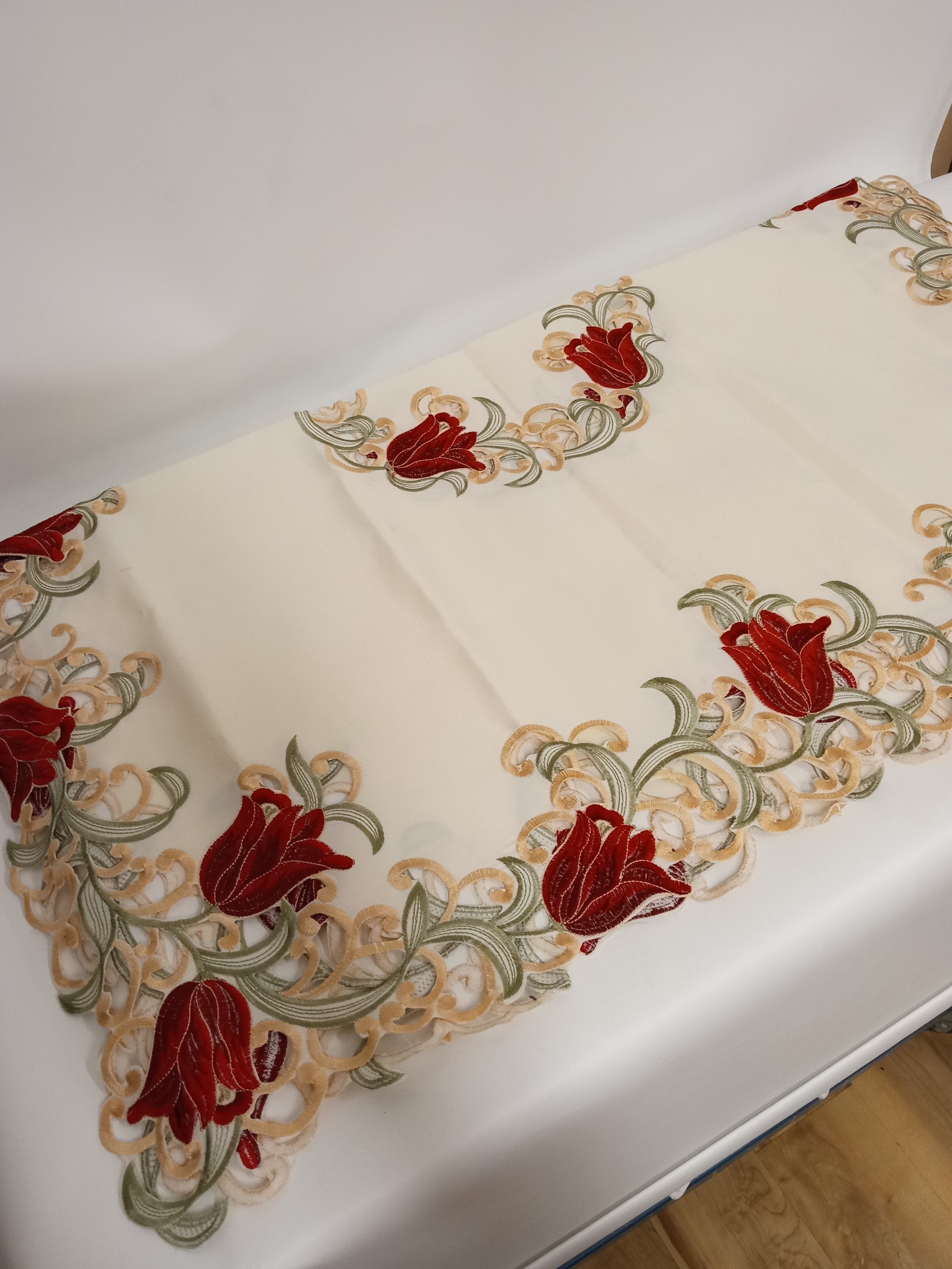 Centre de table, Beige avec motifs de fleurs brodées au pourtour et au centre, 33 x 33 pouces (84 x 84 cm)