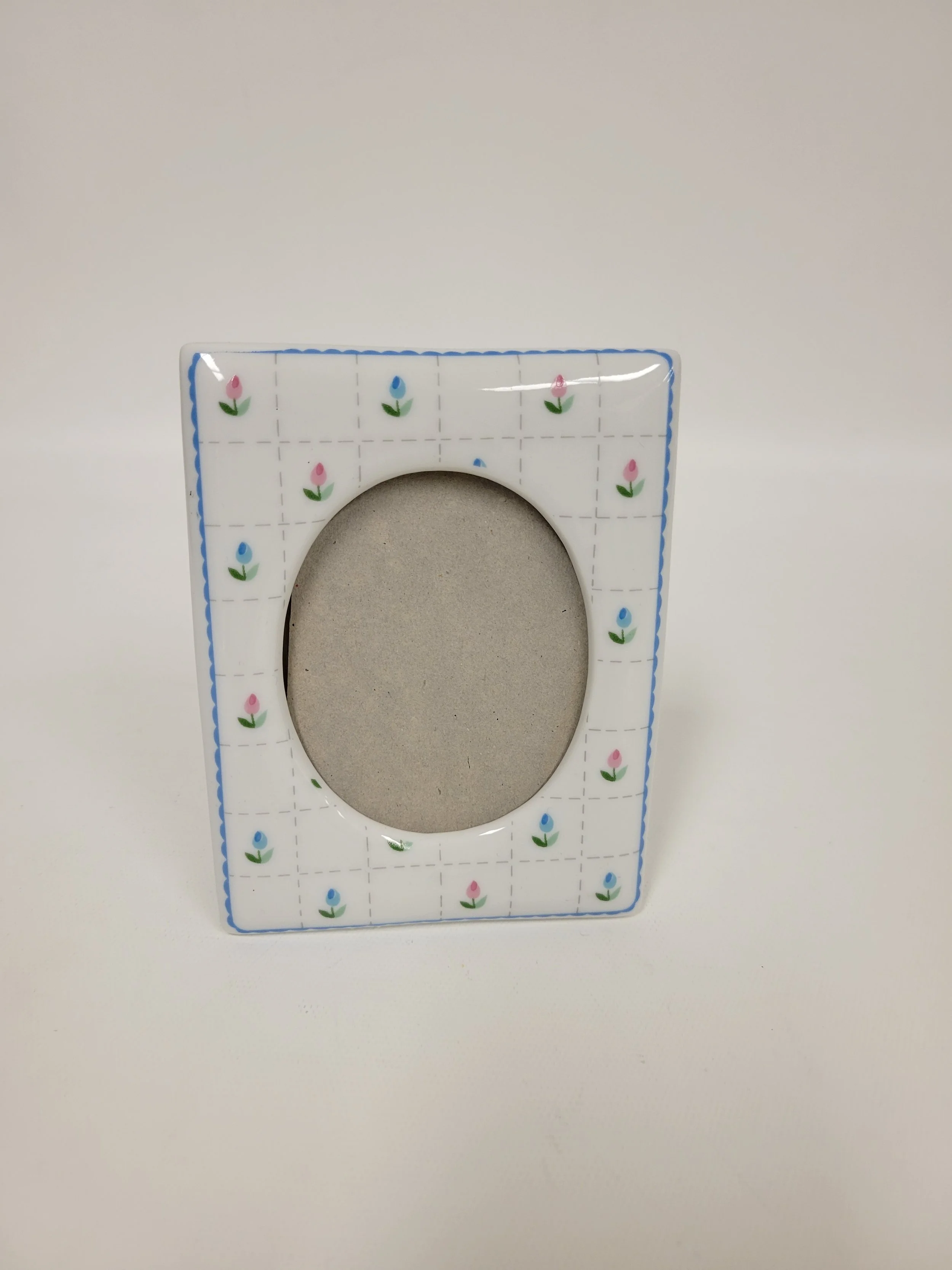 Petit cadre en céramique blanc avec fleurs