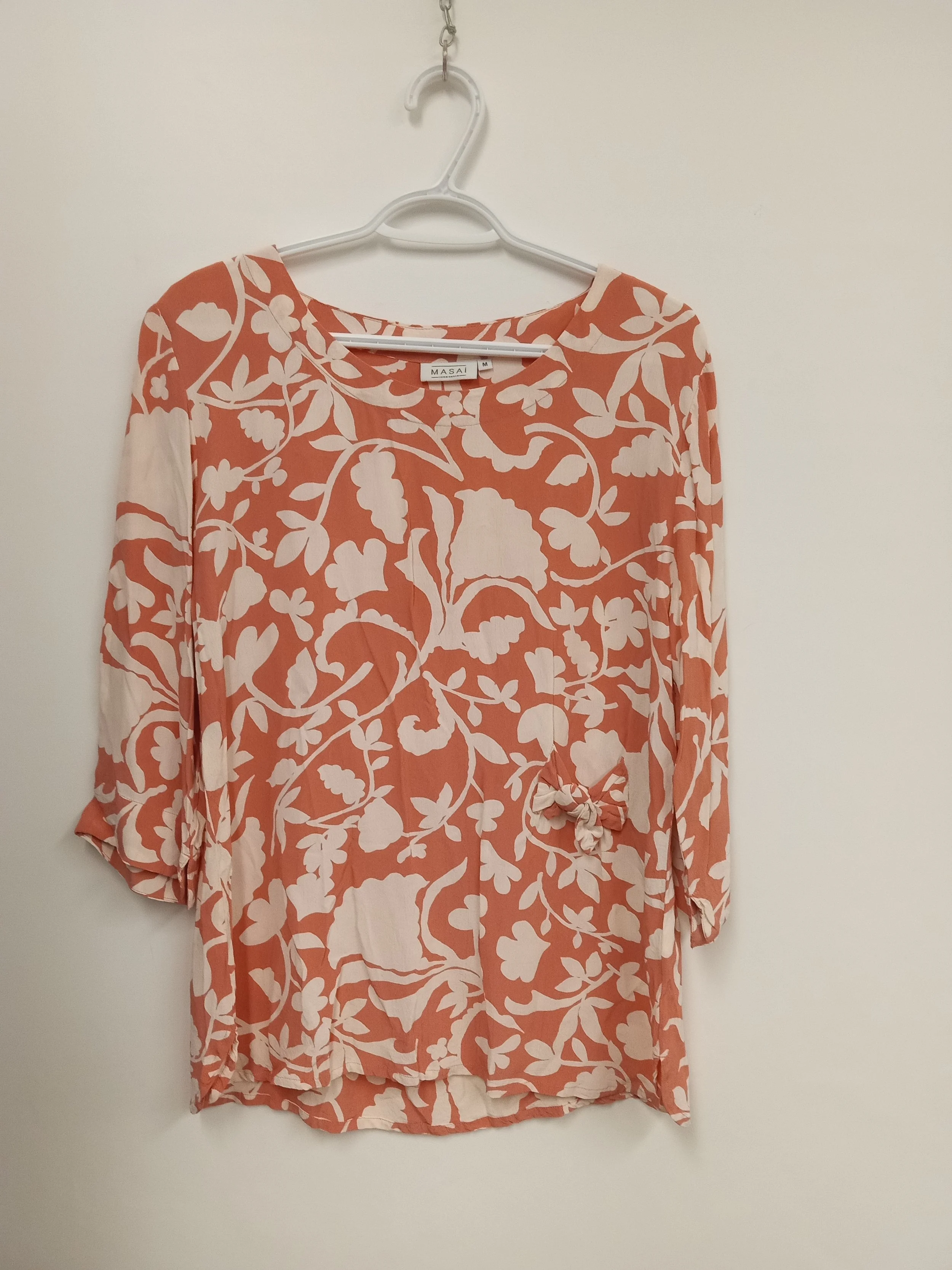 Haut avec manches 3/4 (100% Viscose), Corail avec motifs beige de feuilles et fleurs, MASAI (Copenhagen), M