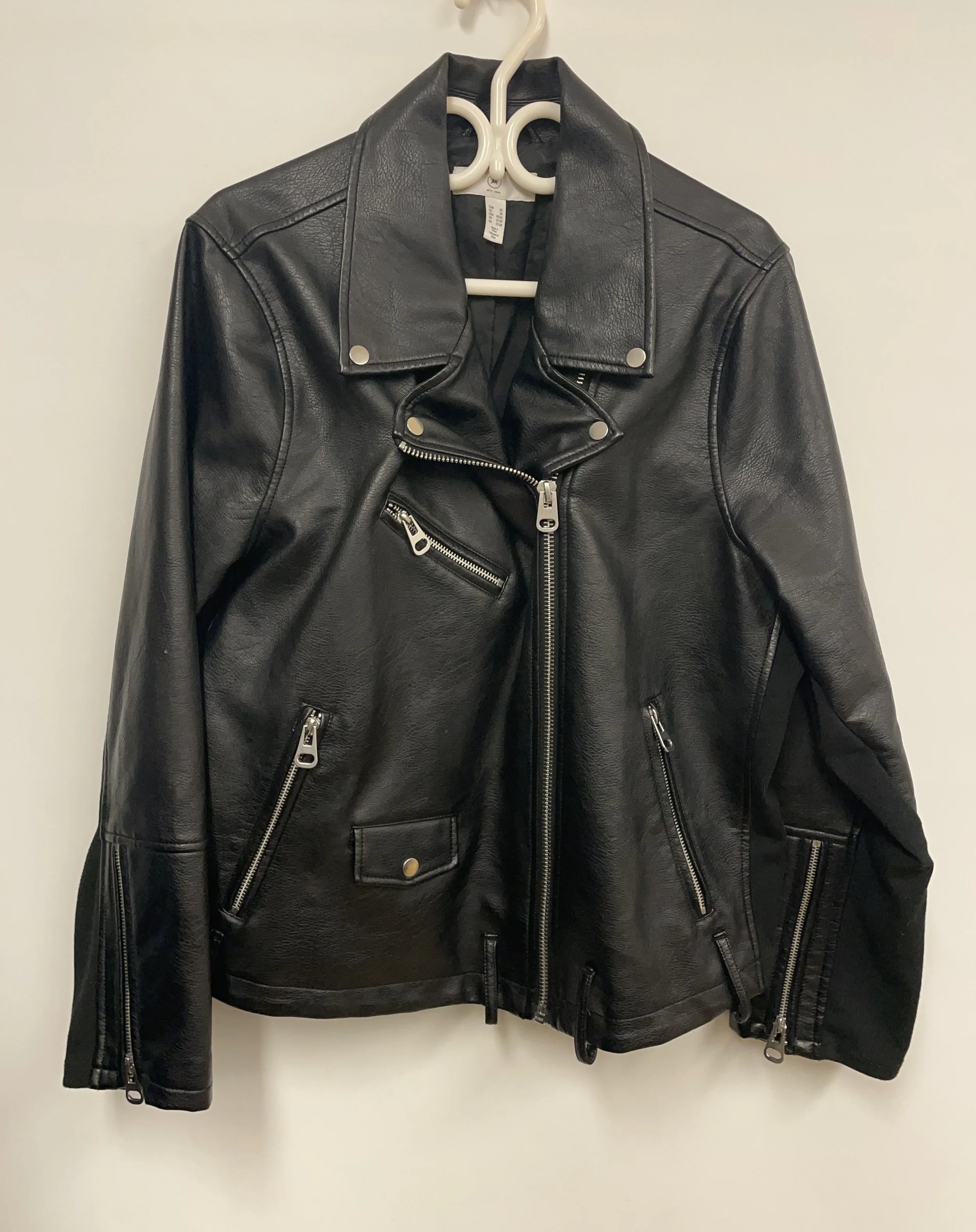 Veston court noir en simili cuir, comme neuf, taille XXL.