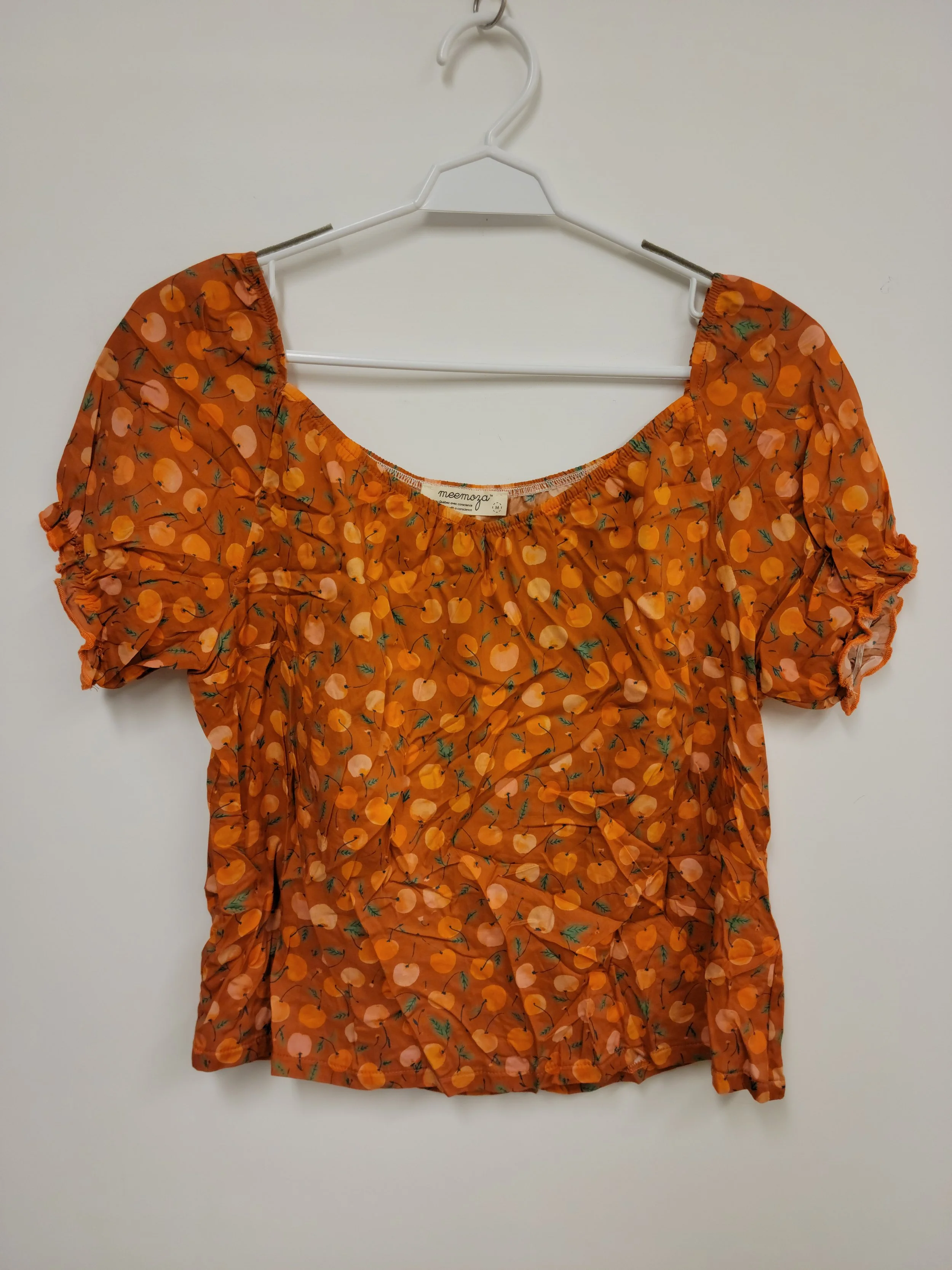Chandail col carré orange, manches courtes bouffantes, motif de pêche, Meemoza (fait au Québec), Medium
