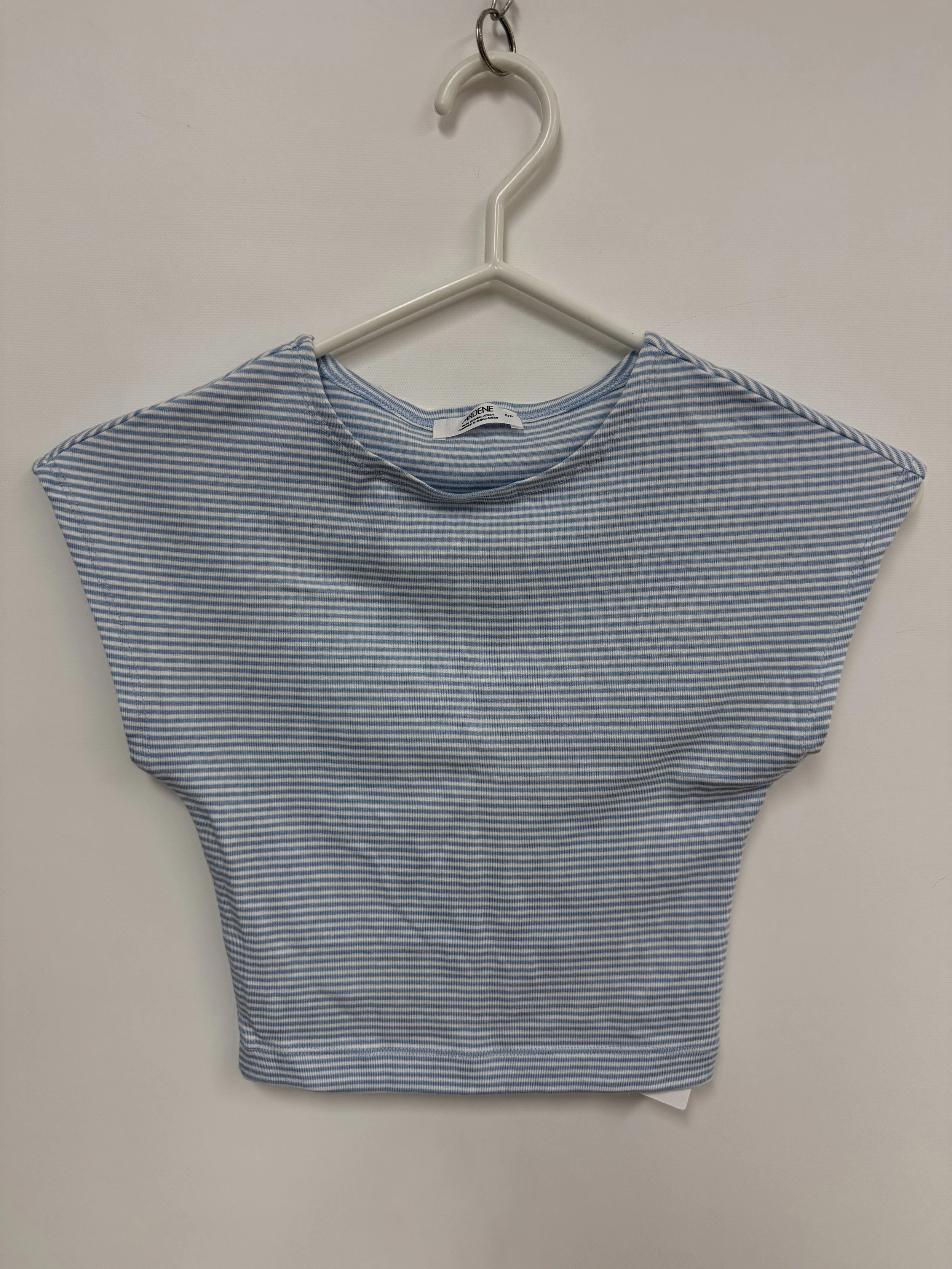 NEUF - T-shirt court, rayée bleu pâle et blanc, manches chauves-souris courtes, Ardene, Small