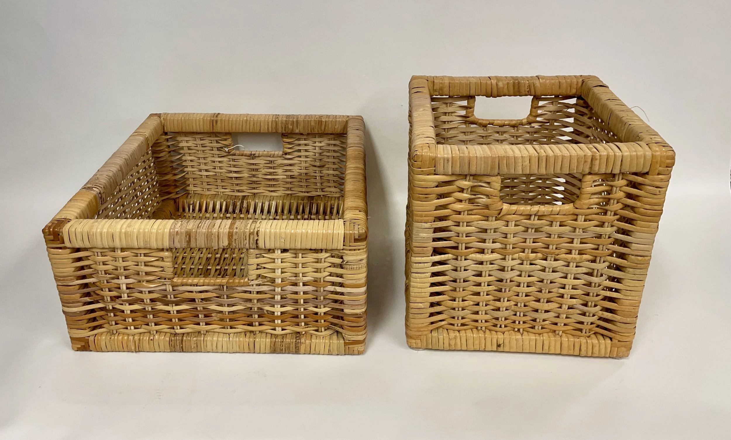 2 paniers en osier : 34 X 32 cm et 16 cm haut; 23 X 25 cm et 24 cm haut..