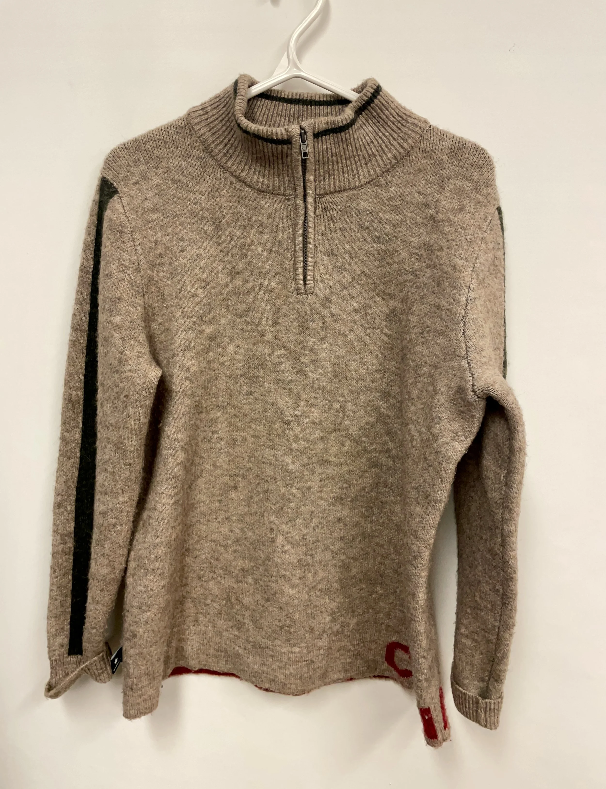 Lainage beige, Canada en rouge au bas, CANADIANA, polyester et laine, L.